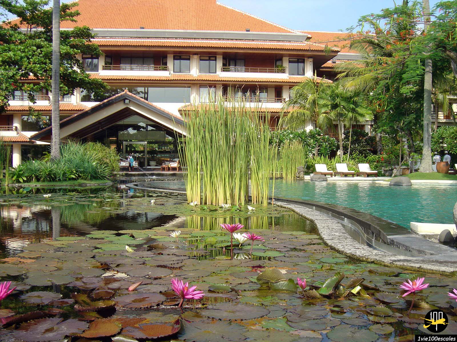 Le lobby et les jardins fleuris du The Westin Resort Nusa Dua à Bali