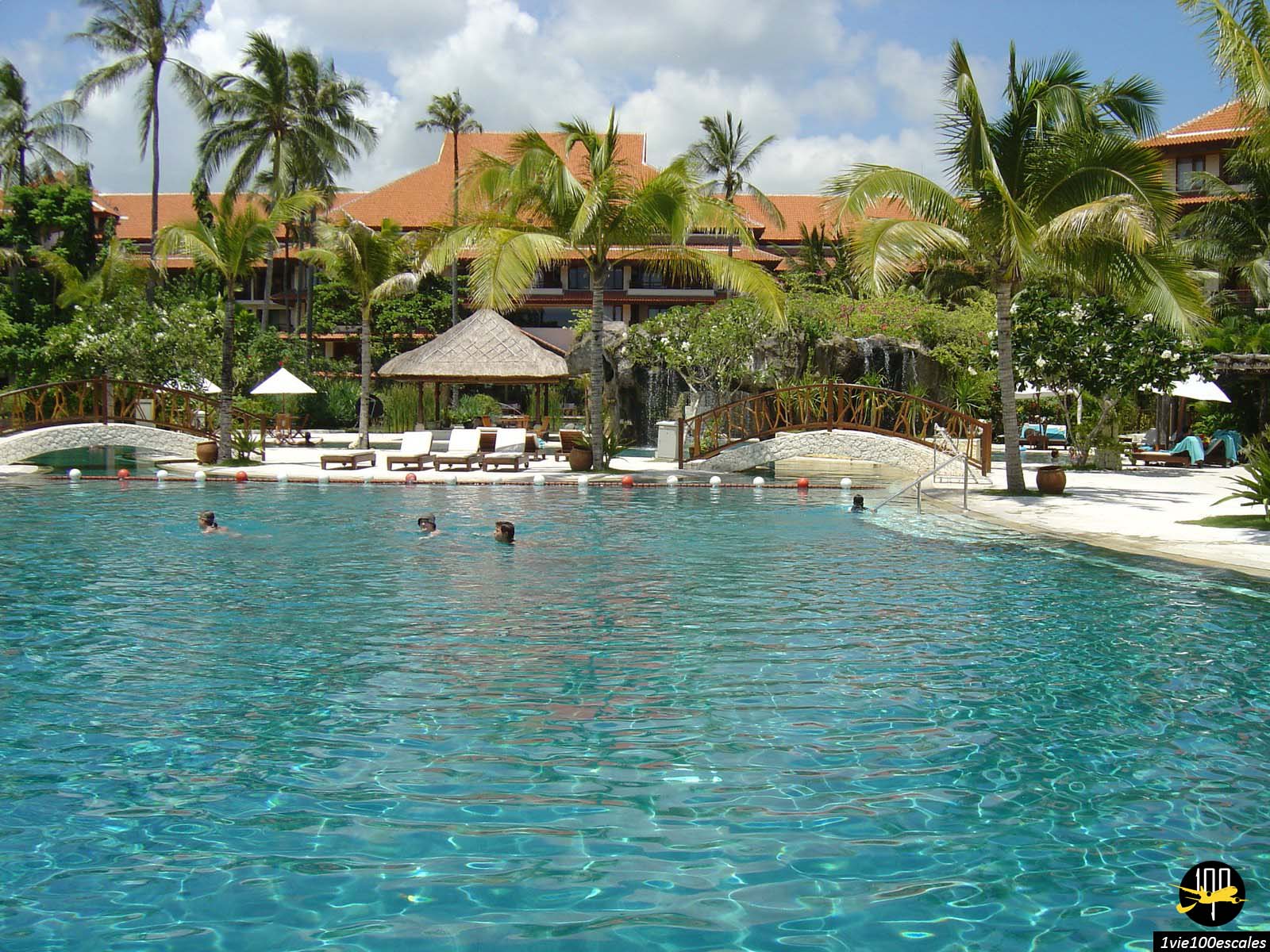La grande piscine du Westin Resort Nusa Dua Bali permet de nager et se rafraichir lors des journées chaudes