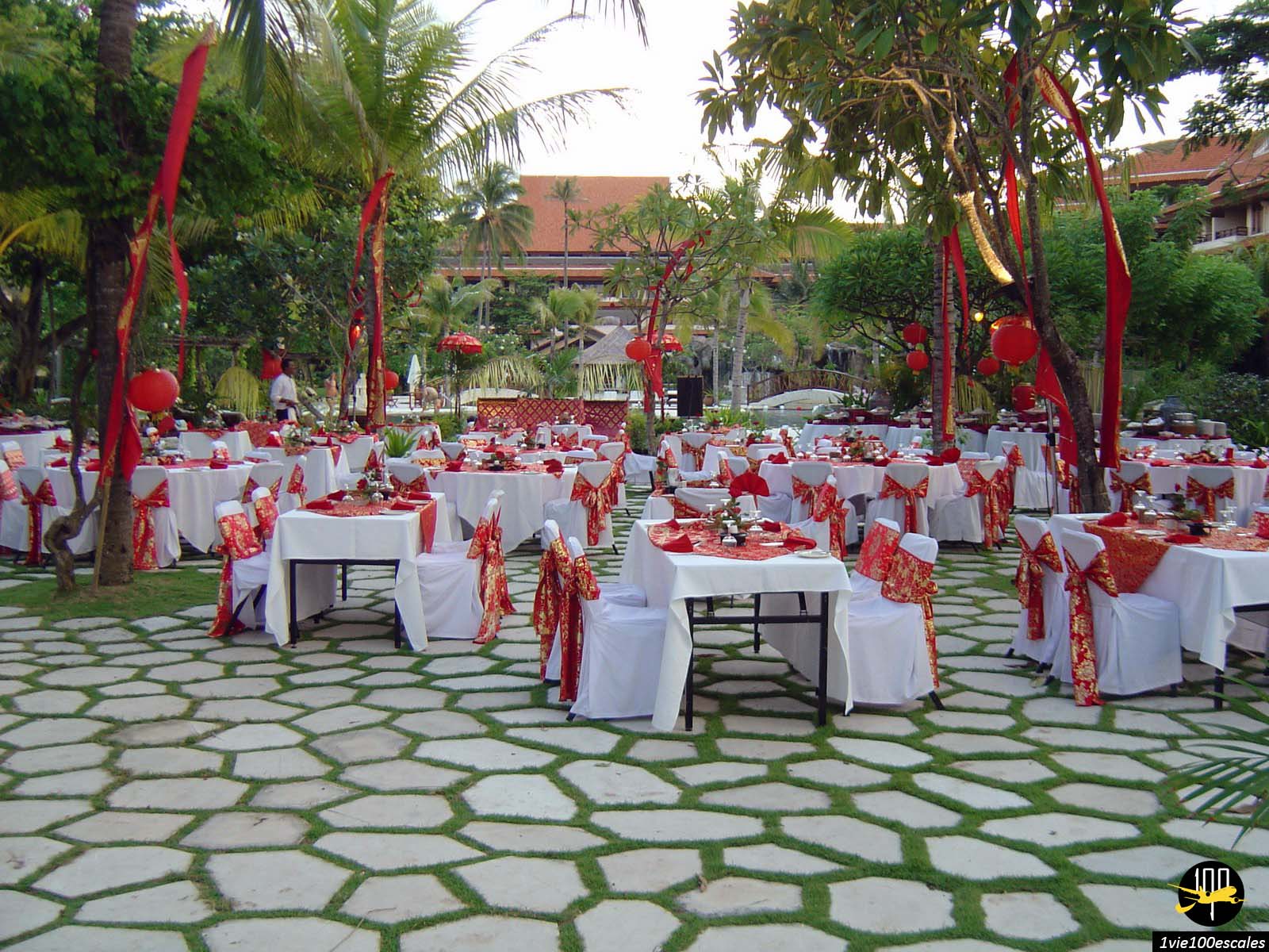 Les tables du restaurant The Westin Resort Nusa Dua décorées pour la Saint Valentin