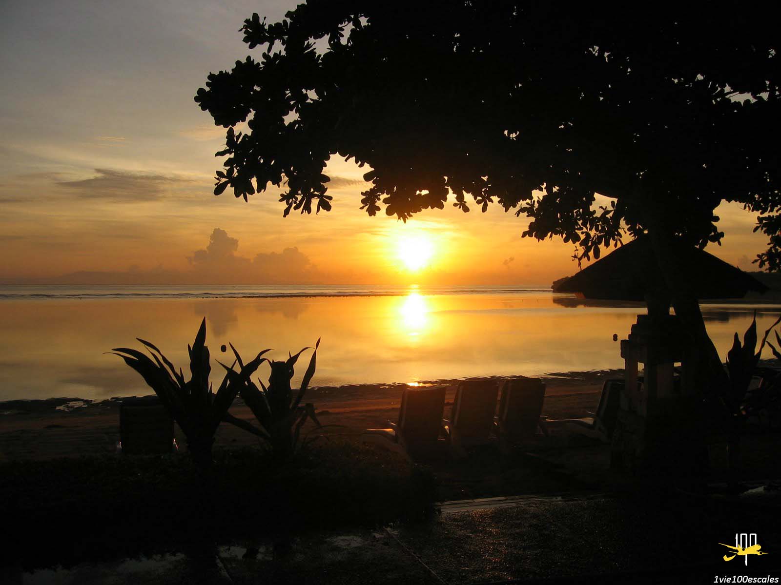 Un beau coucher de soleil sur la plage de Nusa Dua à Bali