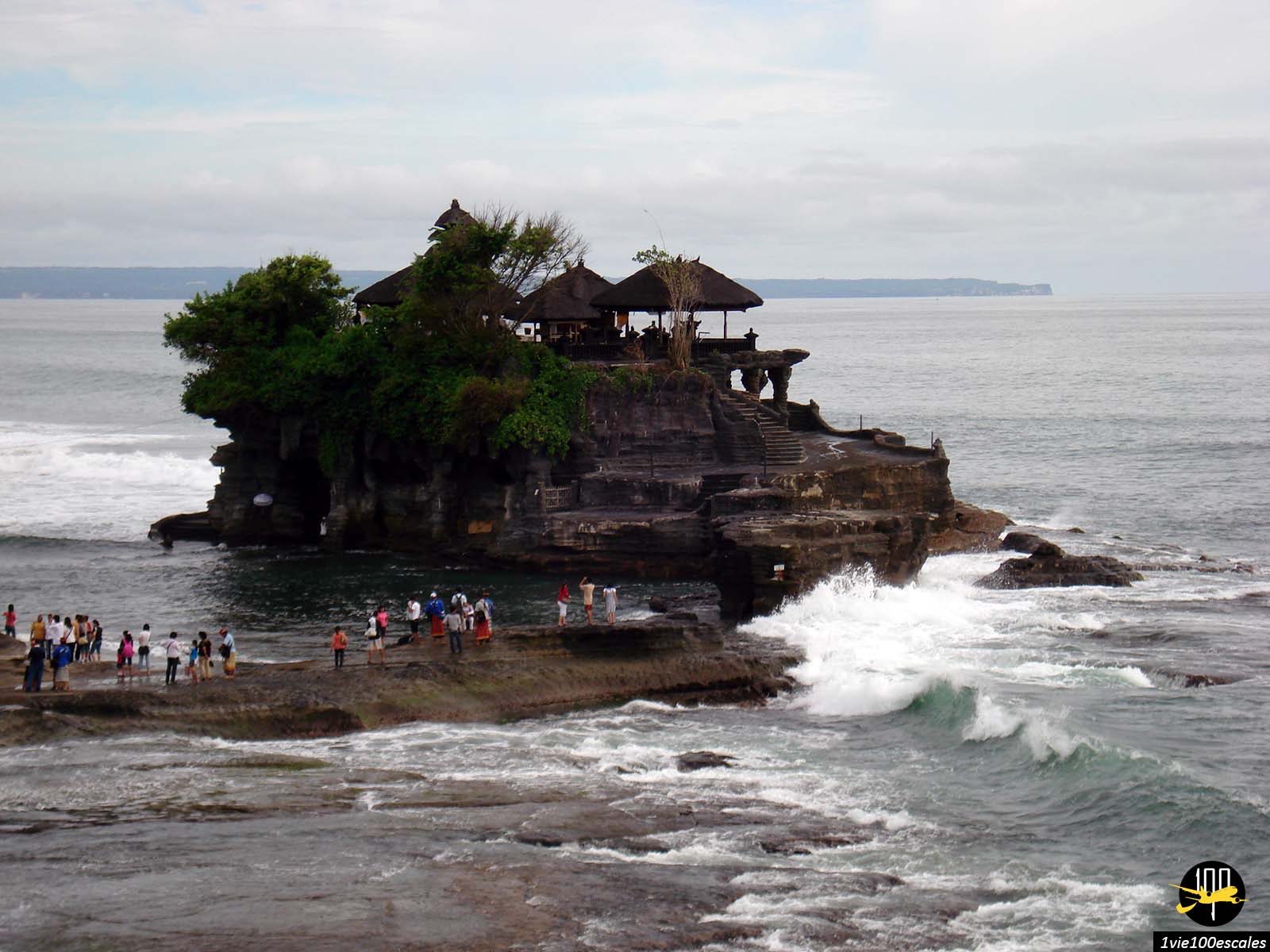 Le temple de Tanah Lot à Bali et ses nombreux touristes encerclé par la mer