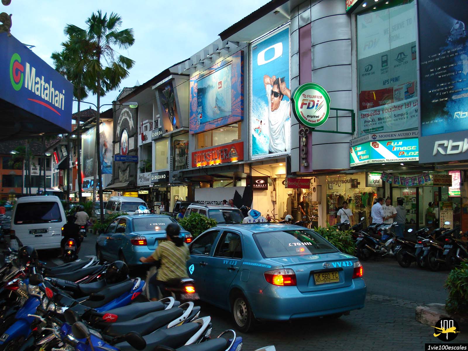 Les taxis bleus de bali devant le centre commercial Matahari de Kuta