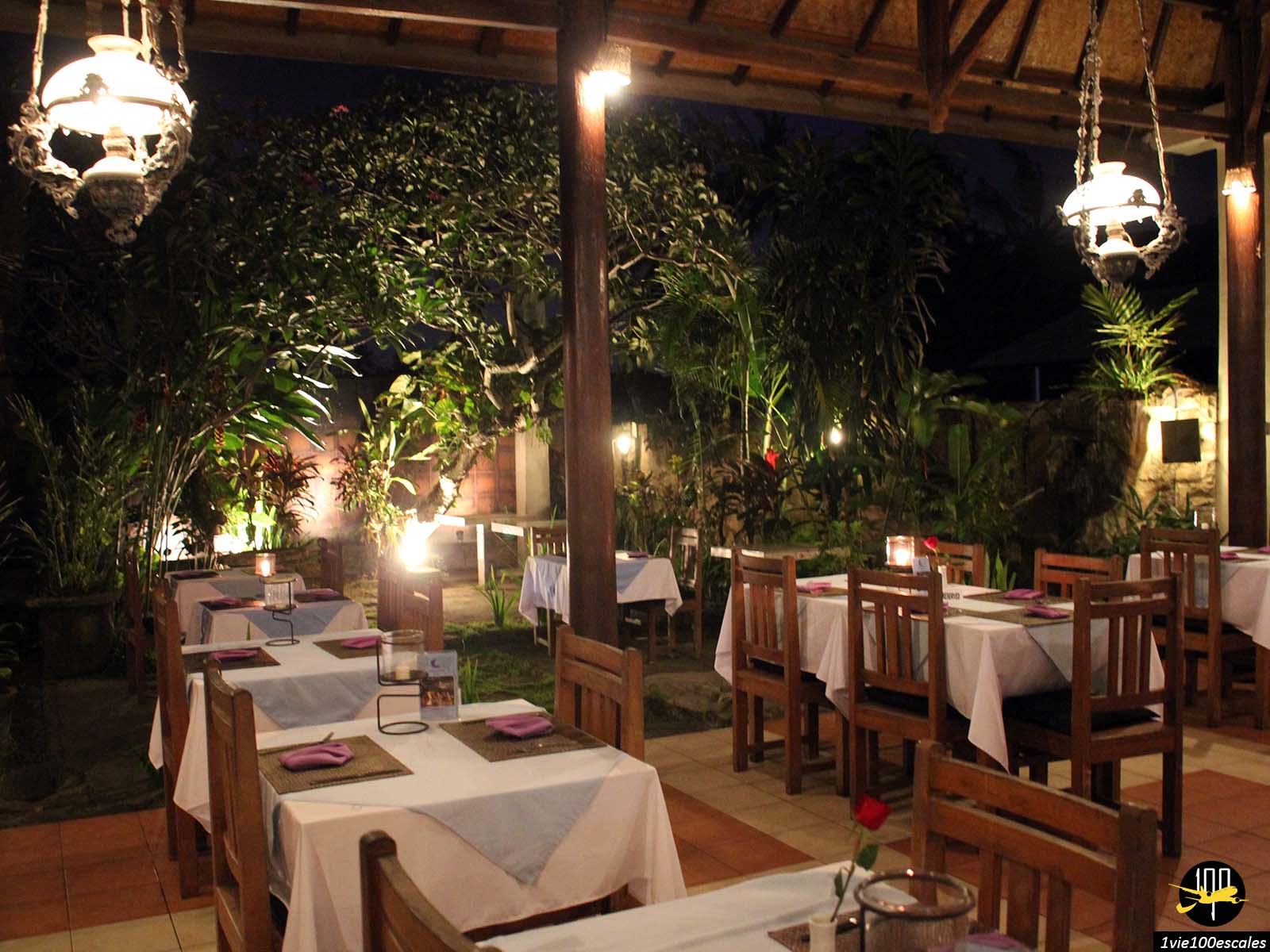 Les tables et les décorations du restaurant Nelayan Seafood de Tanjung Benoa à Bali