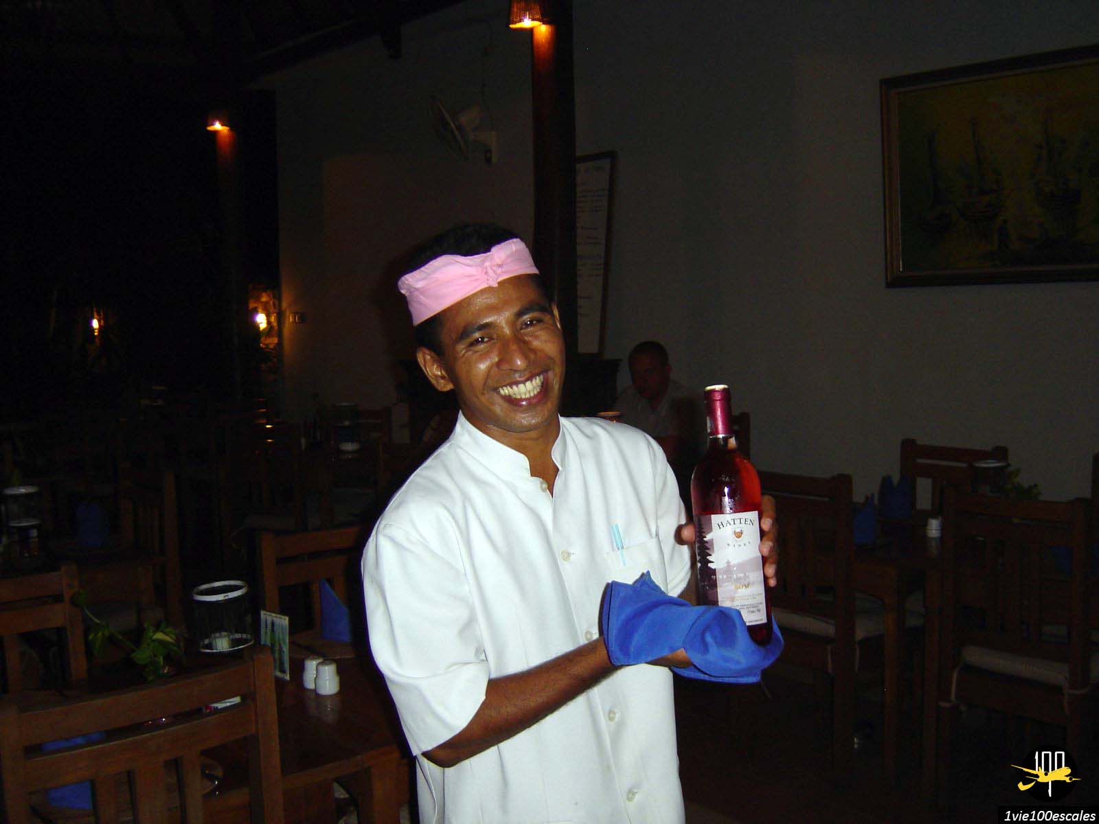 Le sourire du serveur avec sa bouteille de rosé Hatten au Nelayan Seafood de Tanjung Benoa à Bali