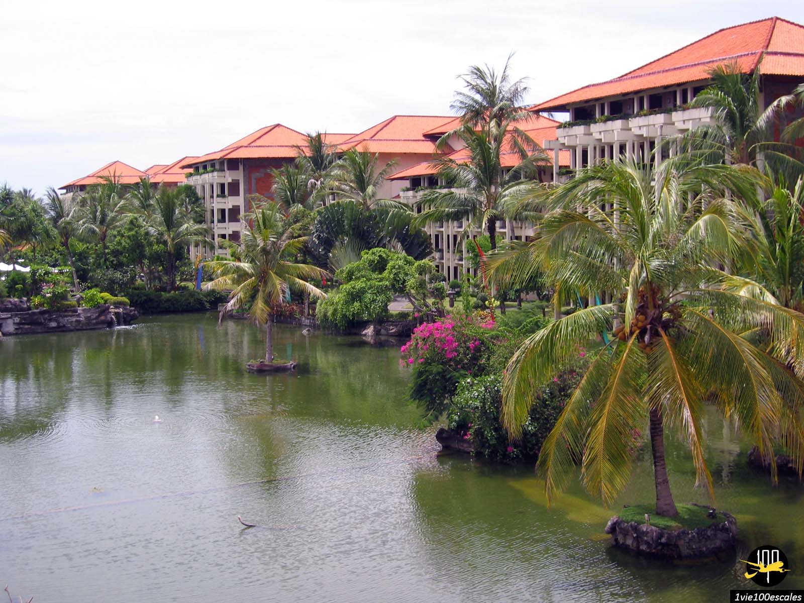 Le gigantesque lagon avec ses palmiers au centre de l'hôtel Hilton Bali Resort à Nusa Dua