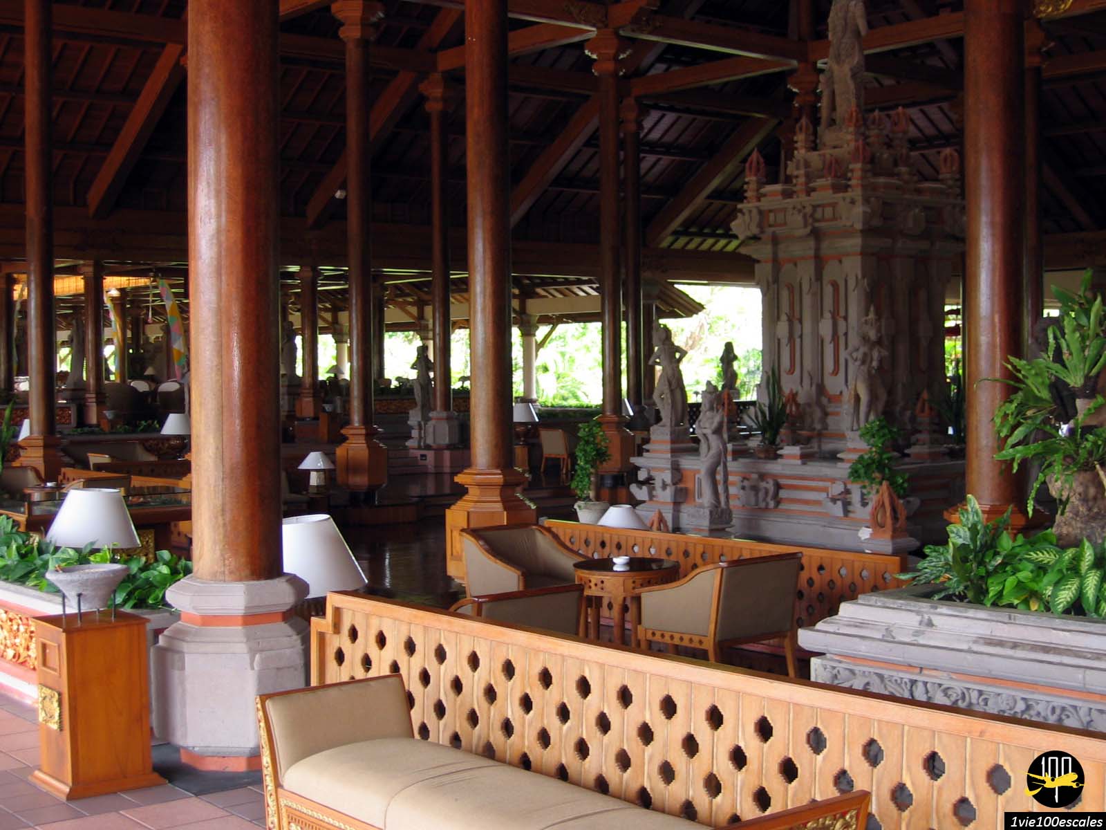 Le lobby traditionnel en bois du Hilton Bali Resort à Nusa Dua à Bali