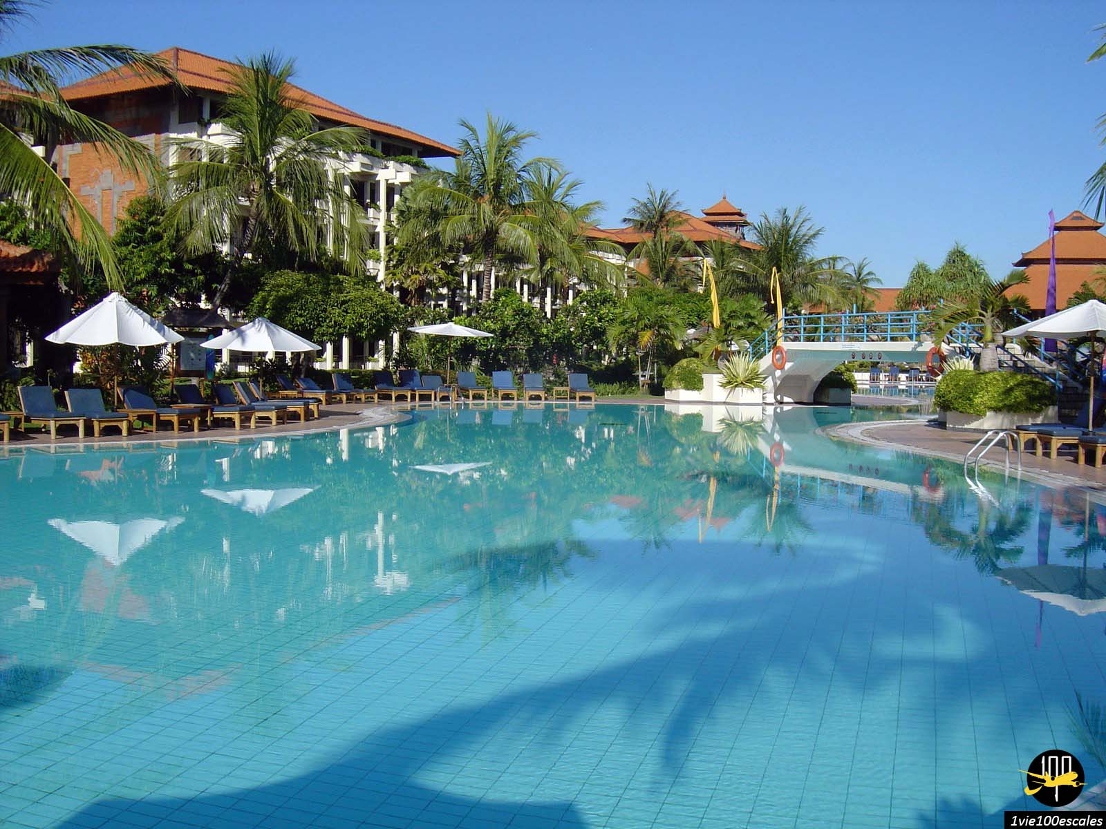 La grande piscine et ses chaises longues du Hilton Bali Resort à Nusa Dua