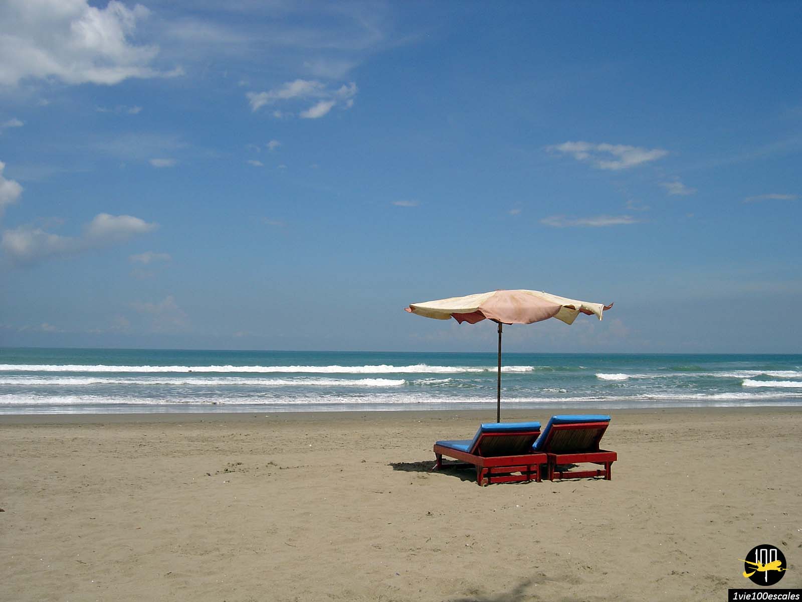 Deux transats isolés au bord de la mer sur la plage de Kuta à Bali