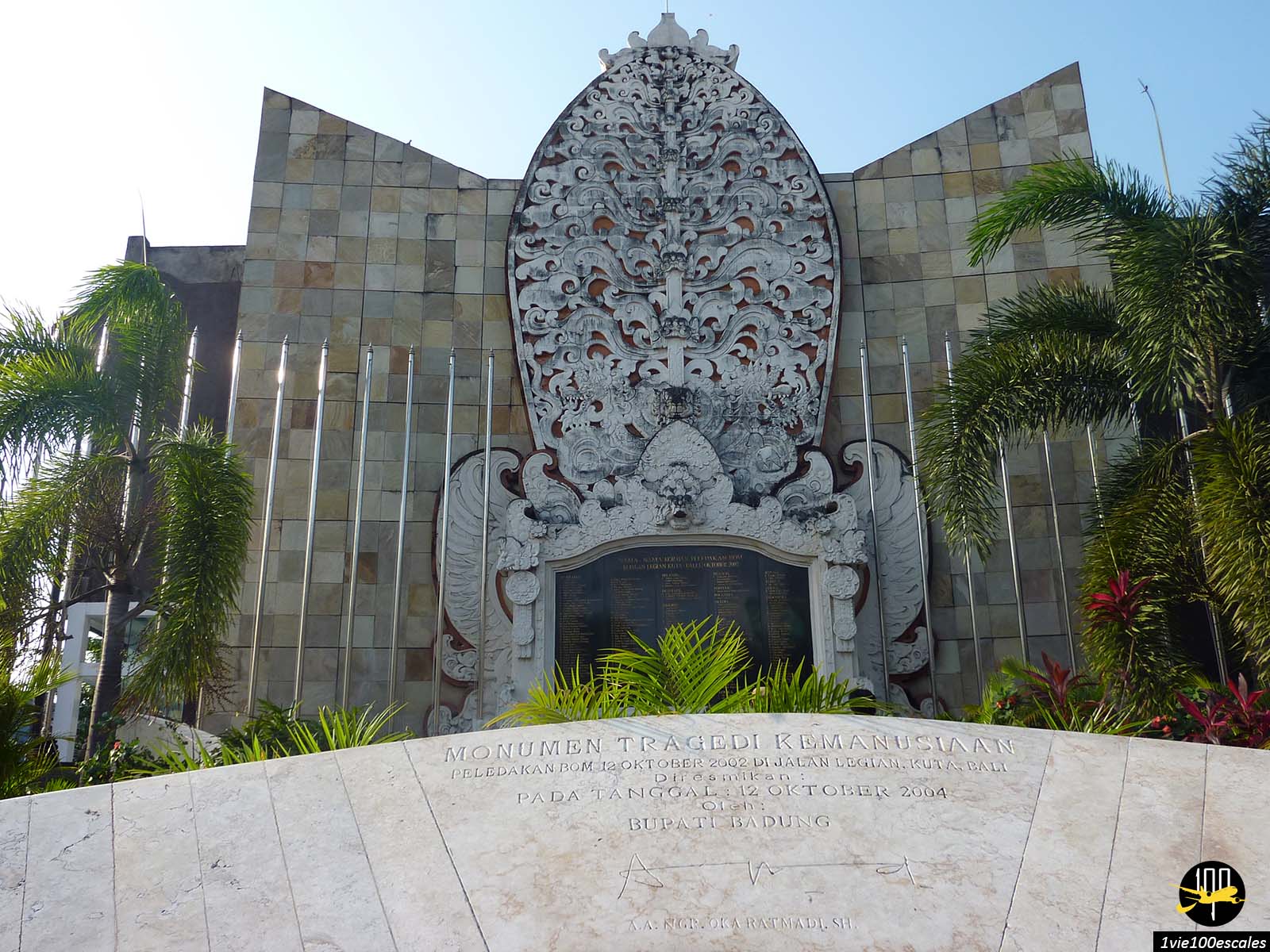 La liste des victimes sur le Mémorial des attentats de Bali sur la legian street de Kuta à Bali