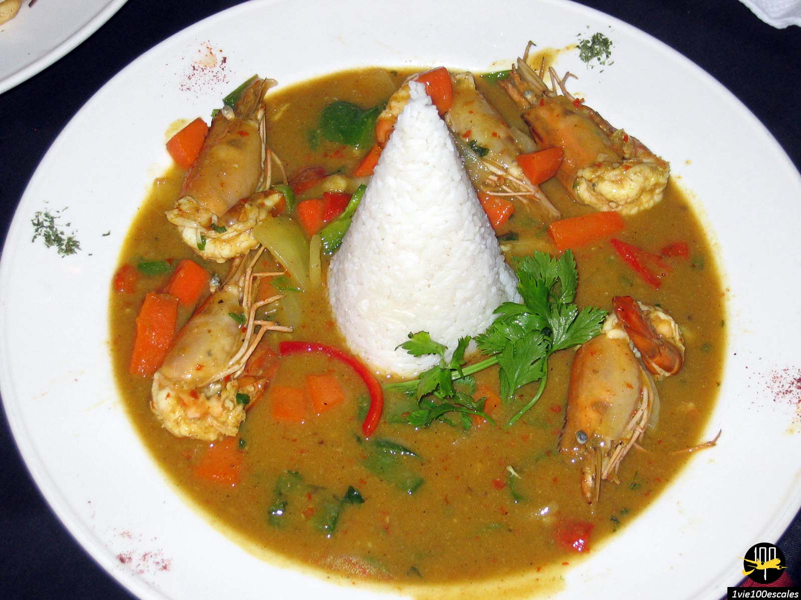 Un plat de riz et de fruits de mer dans le restaurant Sendok à Kuta à Bali