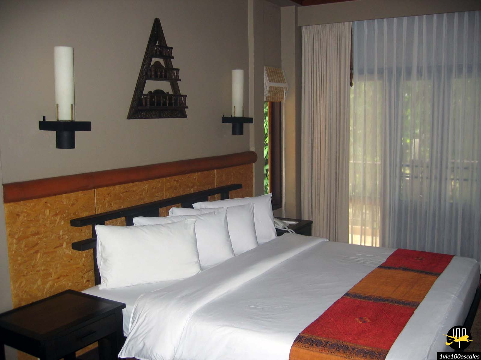 La belle chambre traditionnelle de style thaïlandais de l'hôtel Khaolak Merlin Resort