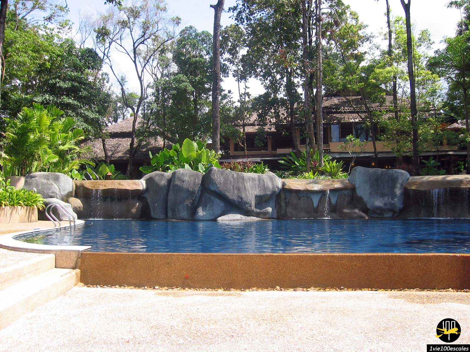 La deuxième piscine à débordement de l'hôtel Khaolak Merlin Resort
