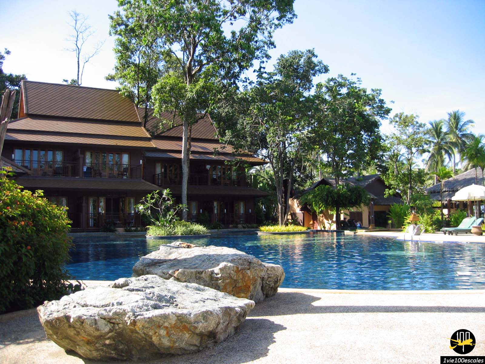 La grande piscine principale de l'hôtel Khaolak Merlin Resort