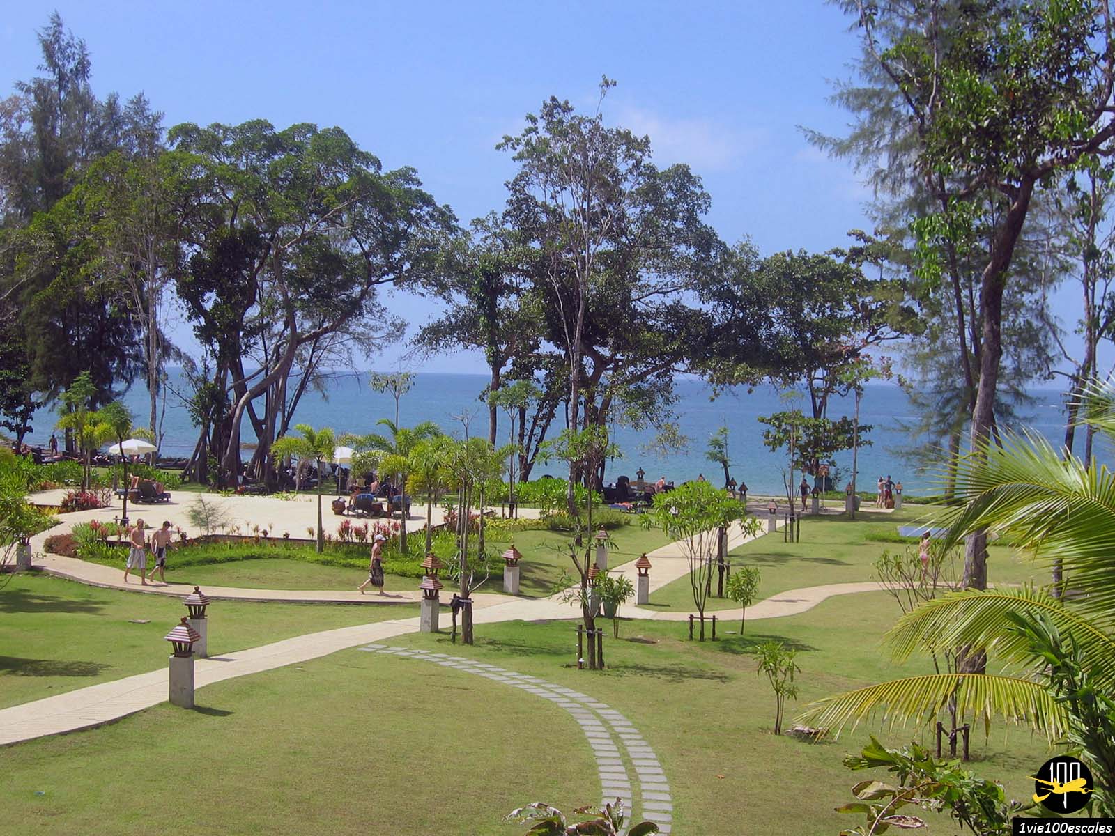 Le jardin arboré du Khaolak Merlin Resort au bord de la mer