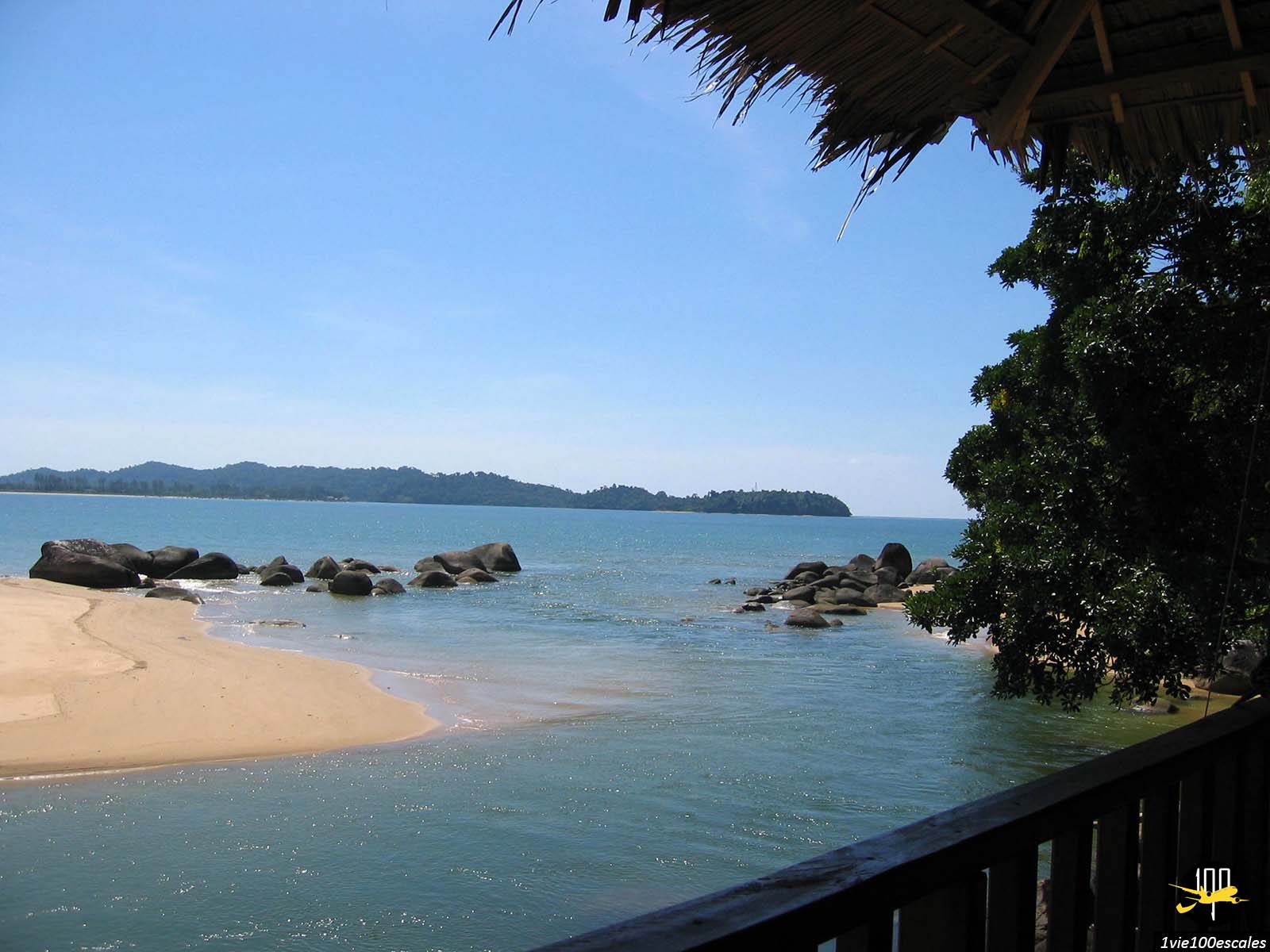 La plage rocheuse du Poseidon Bungalows situé à l"extrémité sud de Khao Lak