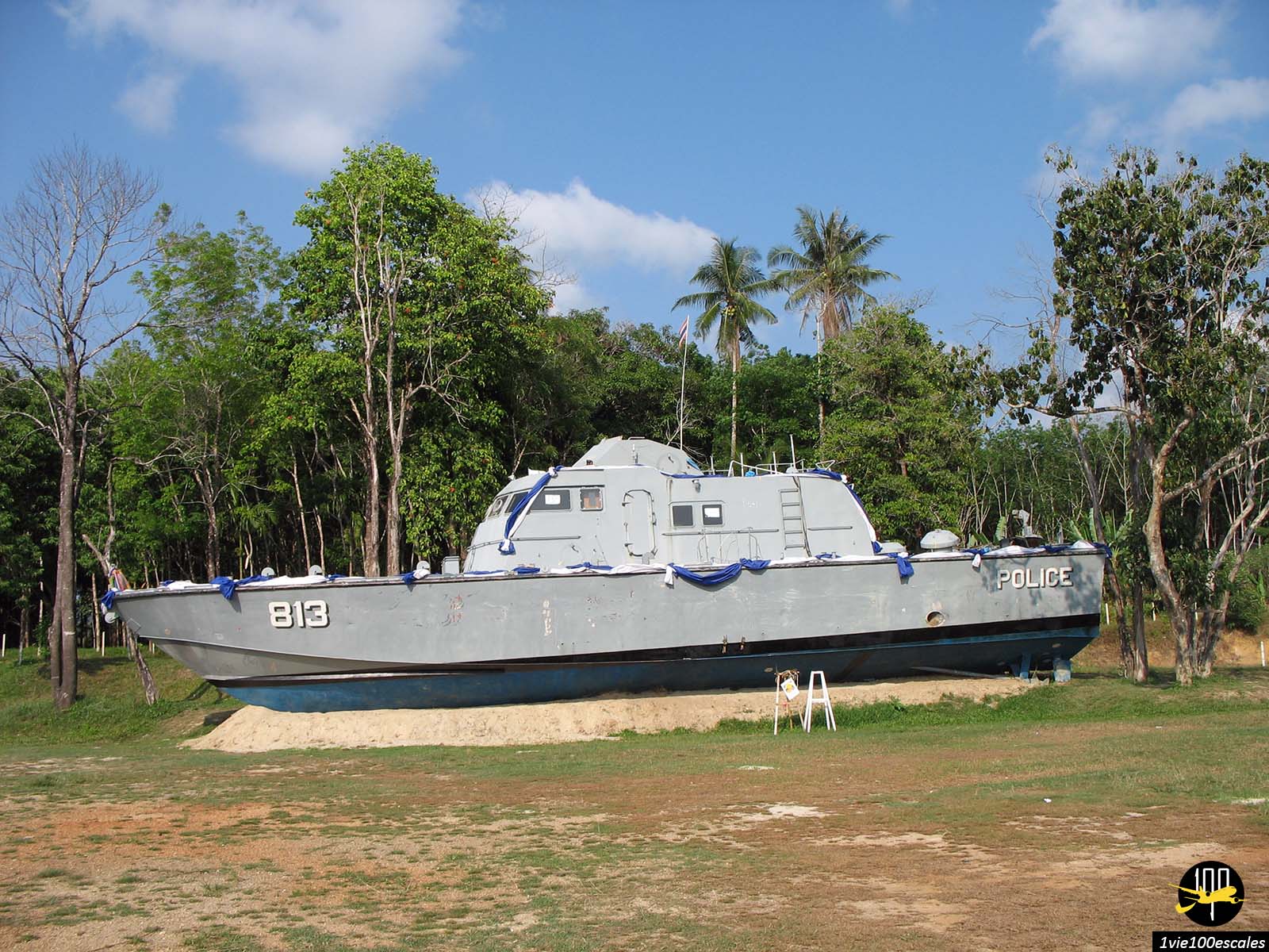 Le bateau de police 813 est gardé comme un mémorial du tsunami à Khao Lak