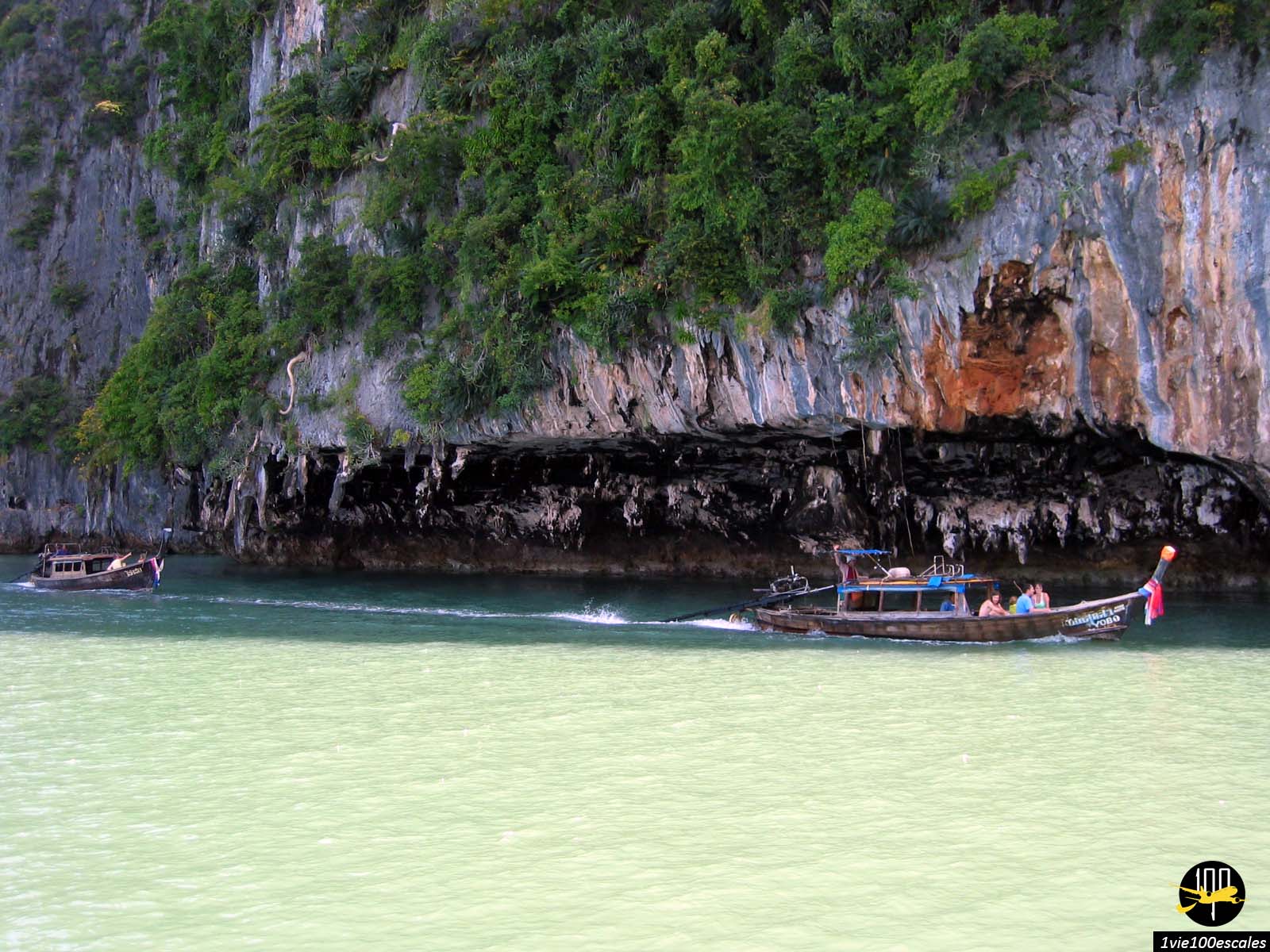 Les paysages uniques de la baie de Phang Nga avec ses falaises et ses bateaux à longue queue