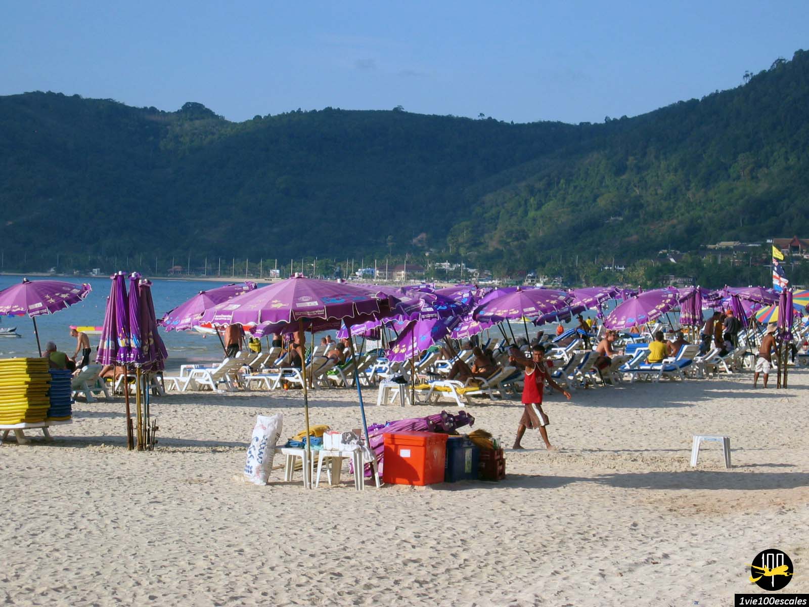 Les clubs de plage de Patong Beach de Phuket avec ses nombreux parasols colorés