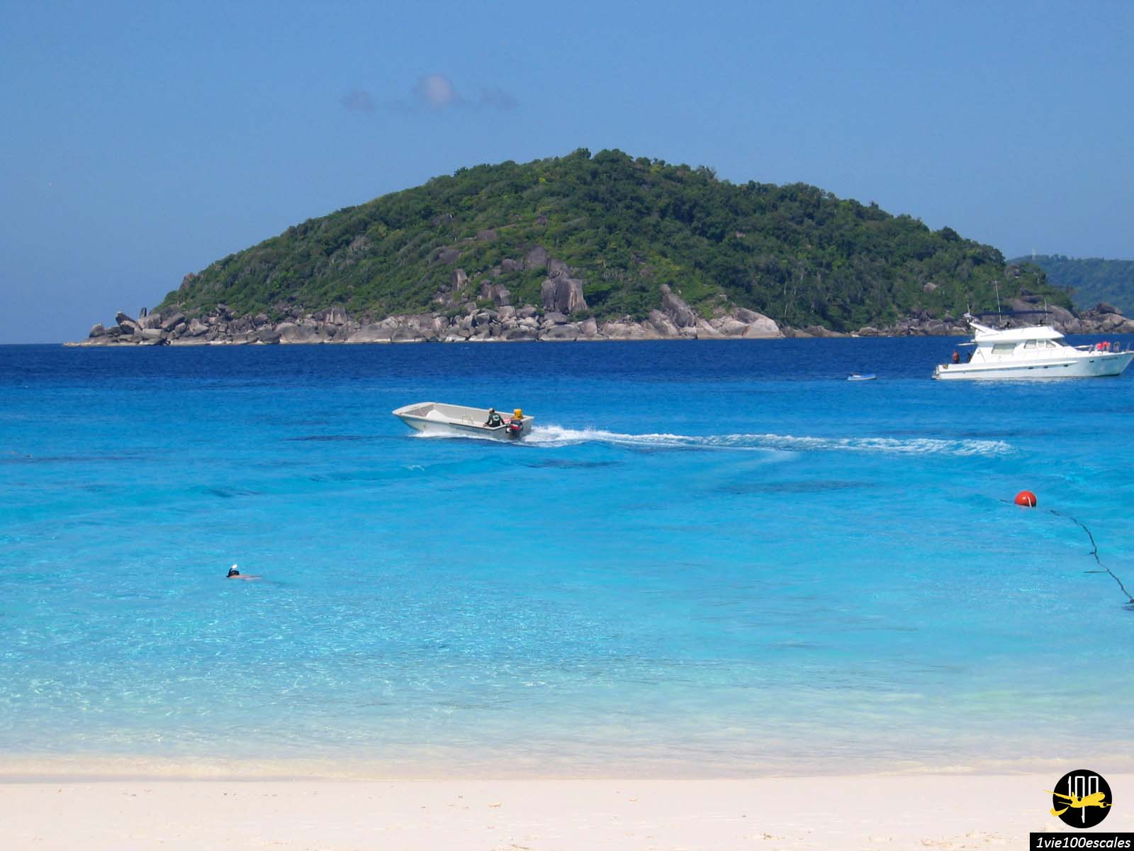 La plages corallienne de Similan Islands avec sa mer turquoise et cristalline