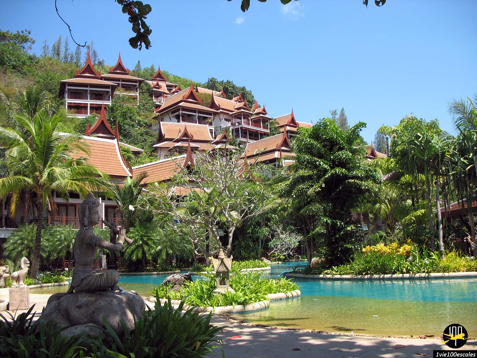 La végétation tropicale et la piscine lagon du Thavorn Beach Village Resort de Patong à Phuket