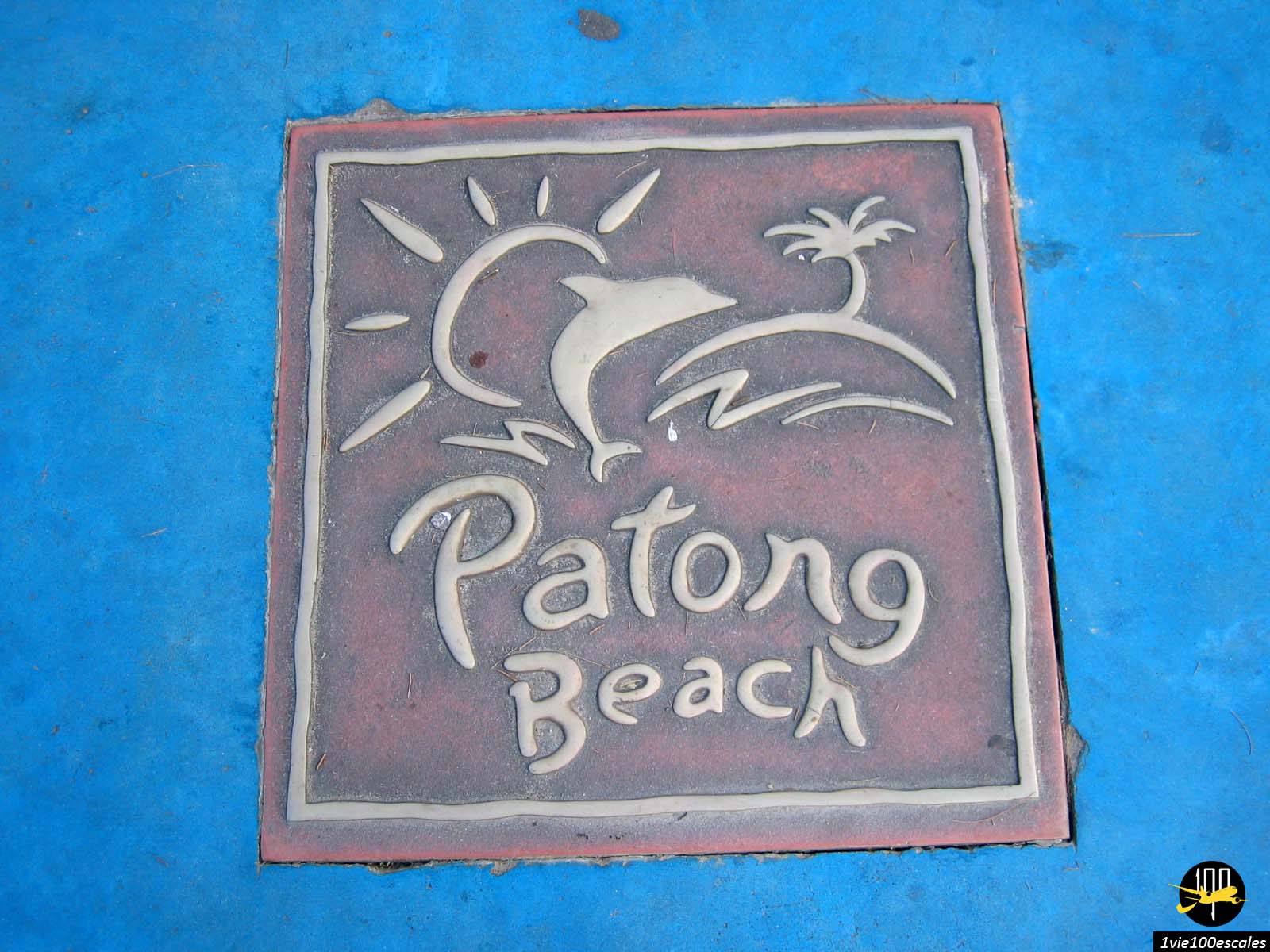 Panneau incrusté dans le sol indiquant la plage de Patong Beach à Phuket en Thaïlande