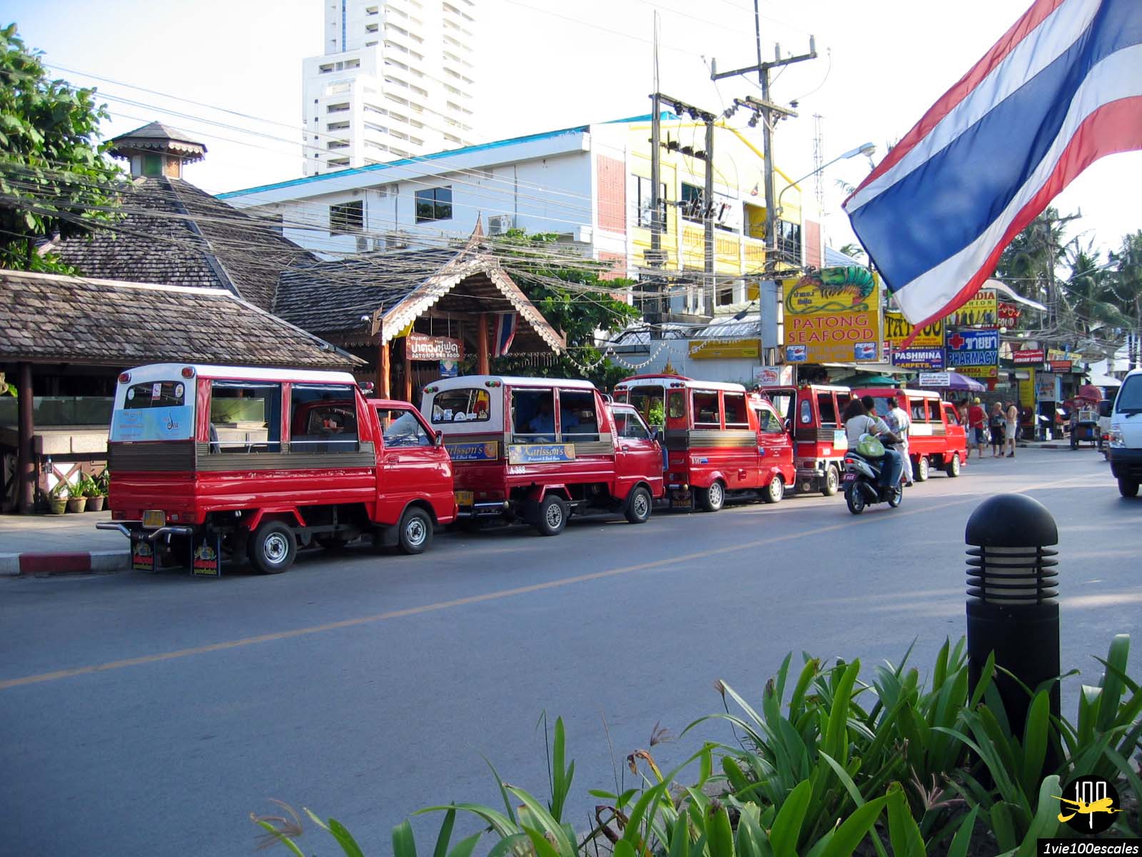 Les fameux tuk-tuk rouge de Phuket dans la rue principale de Patong