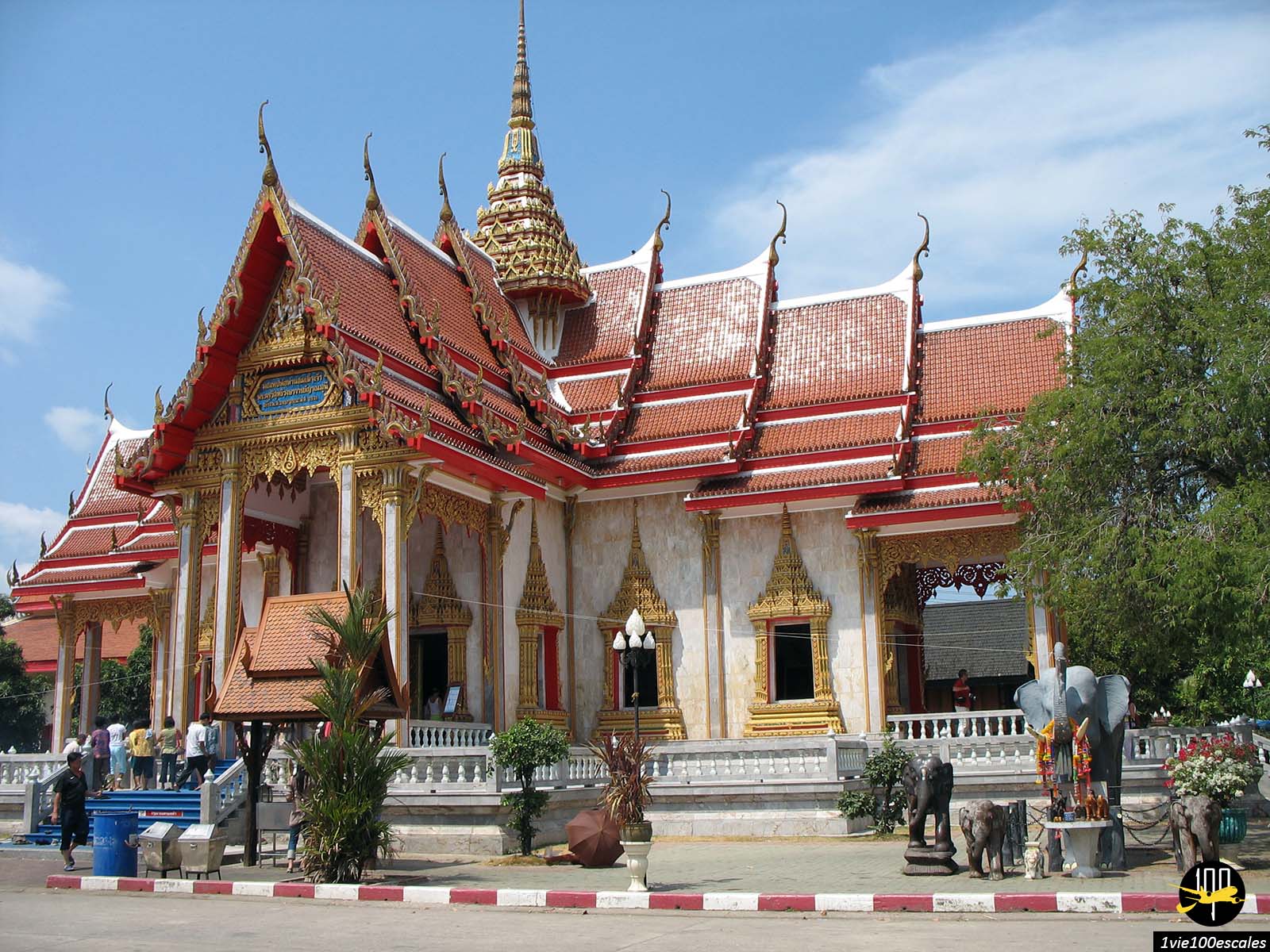 La façade extérieure dorée du Temple Wat Chalong sur l'île de Phuket en Thailande