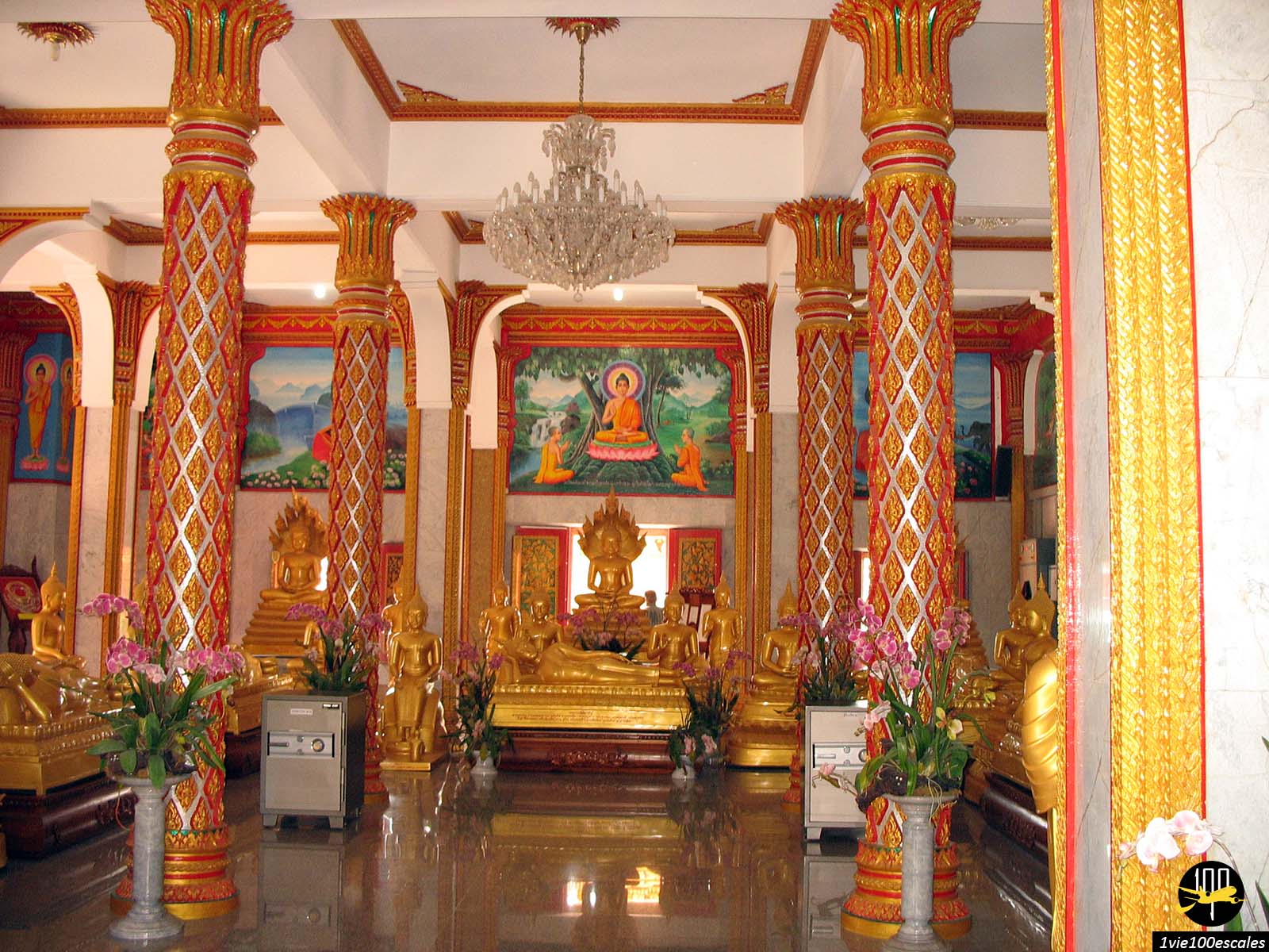 L'intérieur du temple Wat Chalong comprend plusieurs bâtiments abritant un fragment d’os de Bouddha et décorés de superbes fresques illustrant la vie de Bouddha