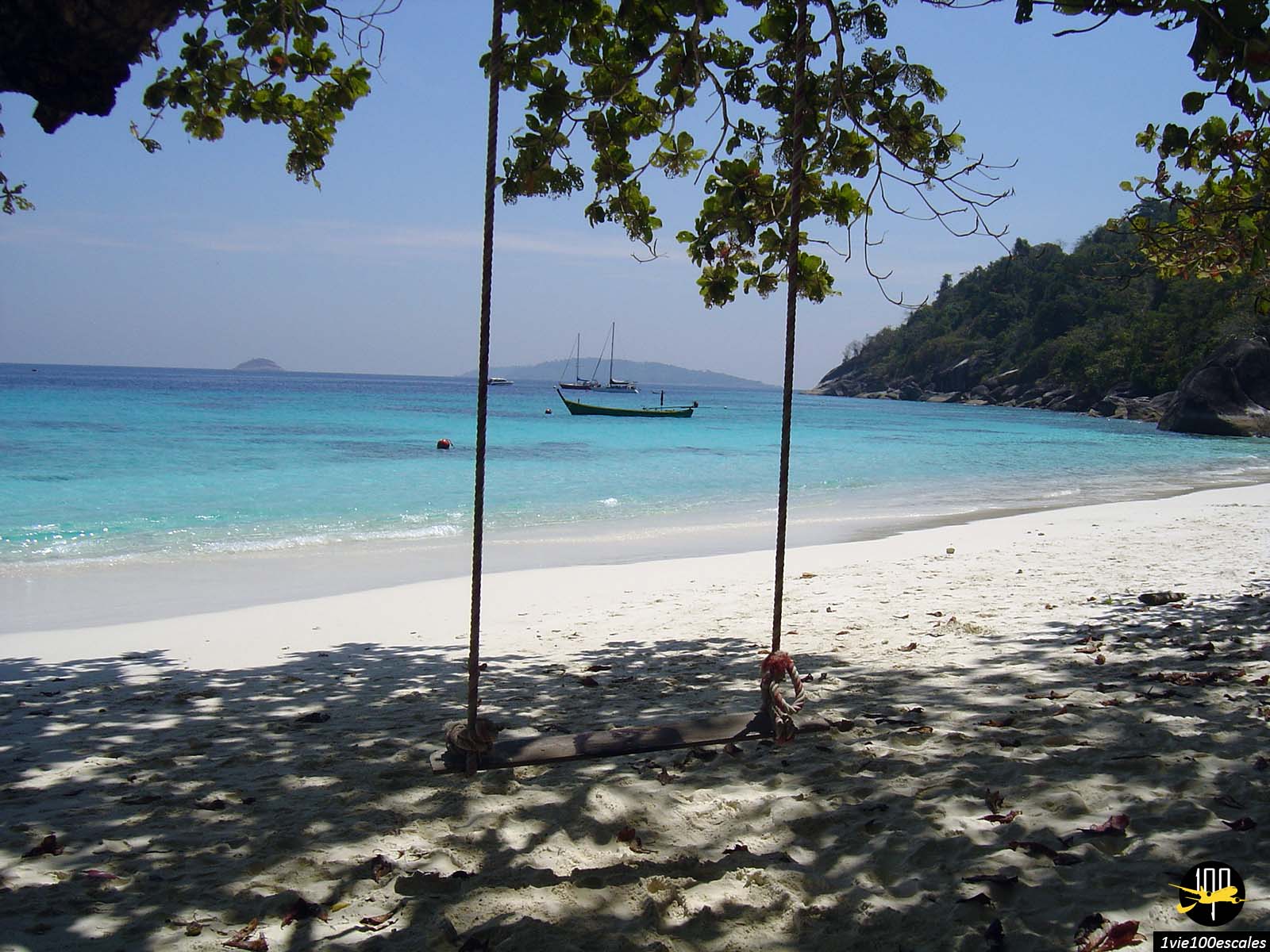 Recouvertes d’une végétation dense et luxuriante, les îles Similan sont bordées de nombreuses plages idylliques constituées d’un sable blanc ultra fin