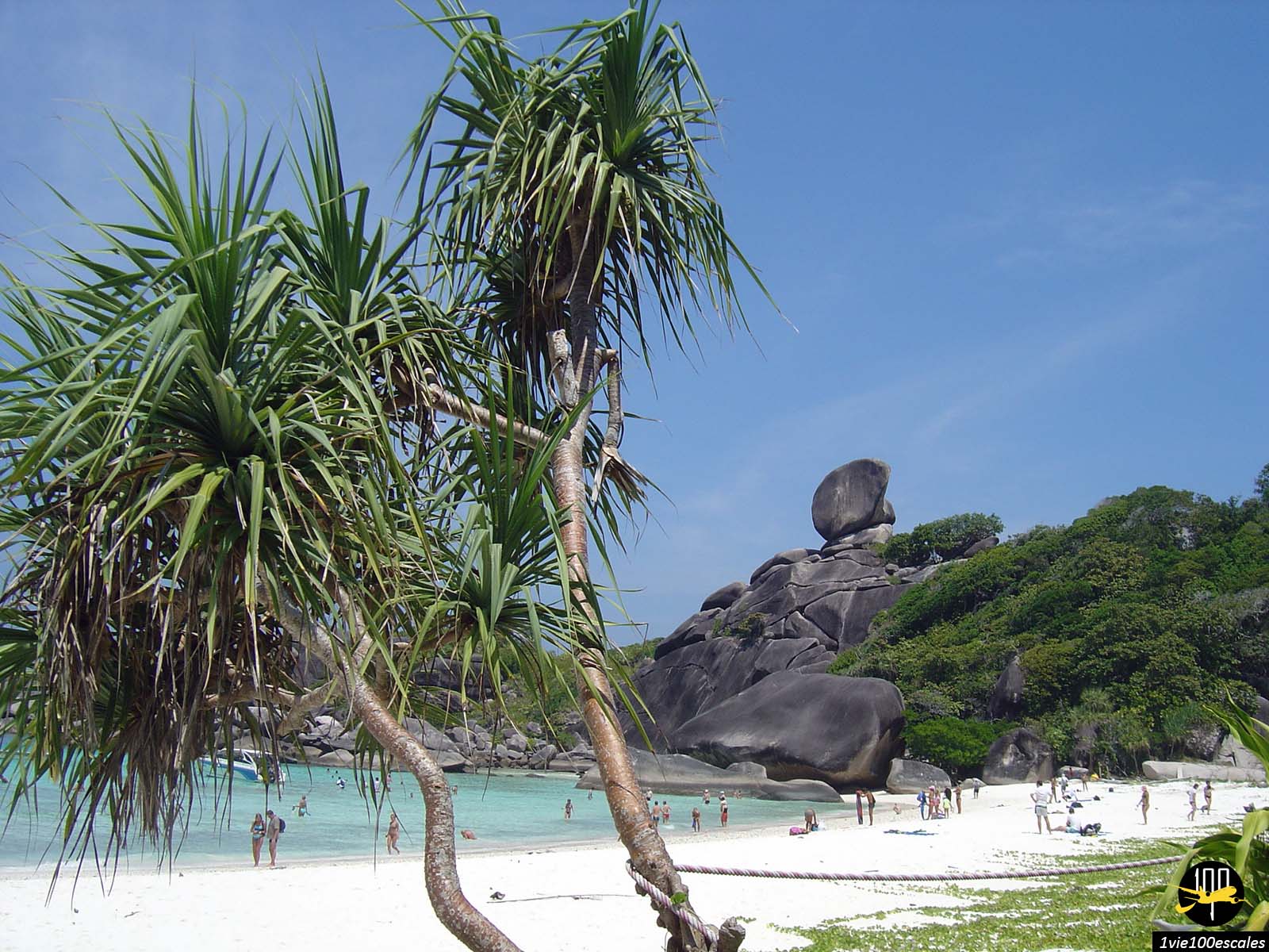 Le célèbre rocher posé en équilibre sur un amas de granite des îles similan en Thaïlande