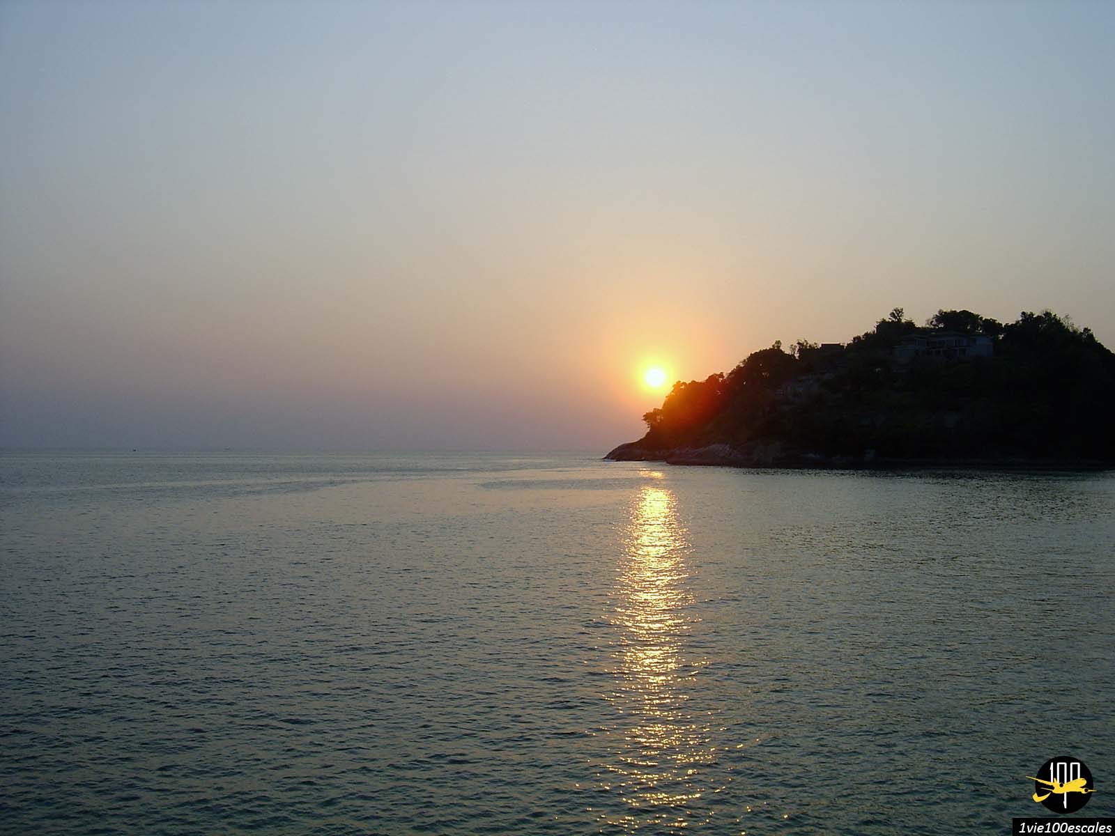 Le coucher de soleil depuis la jetée de Nakalay Beach près de Patong sur l'île de Phuket en Thailande
