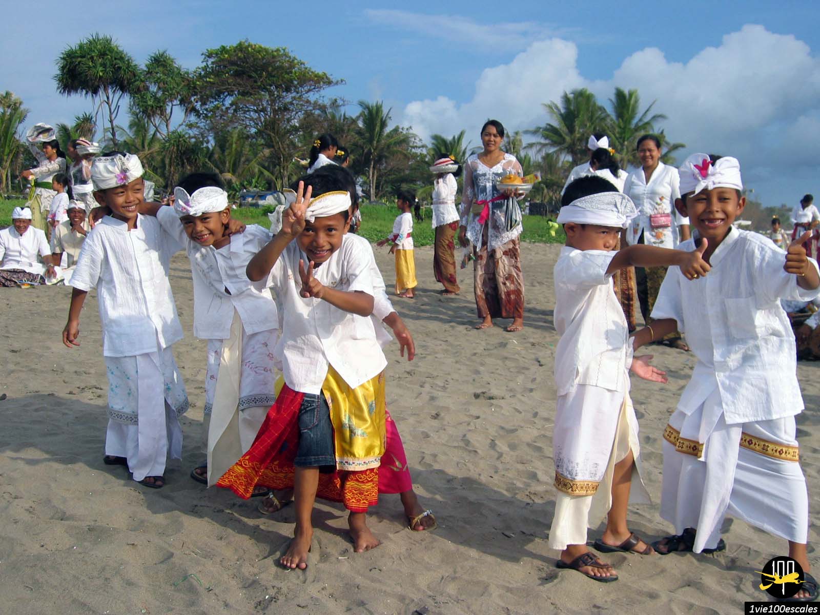 Des enfants balinais vêtus de la tenue traditionnelle pour le Melasti durant la semaine du Nyepi le nouvel an balinais