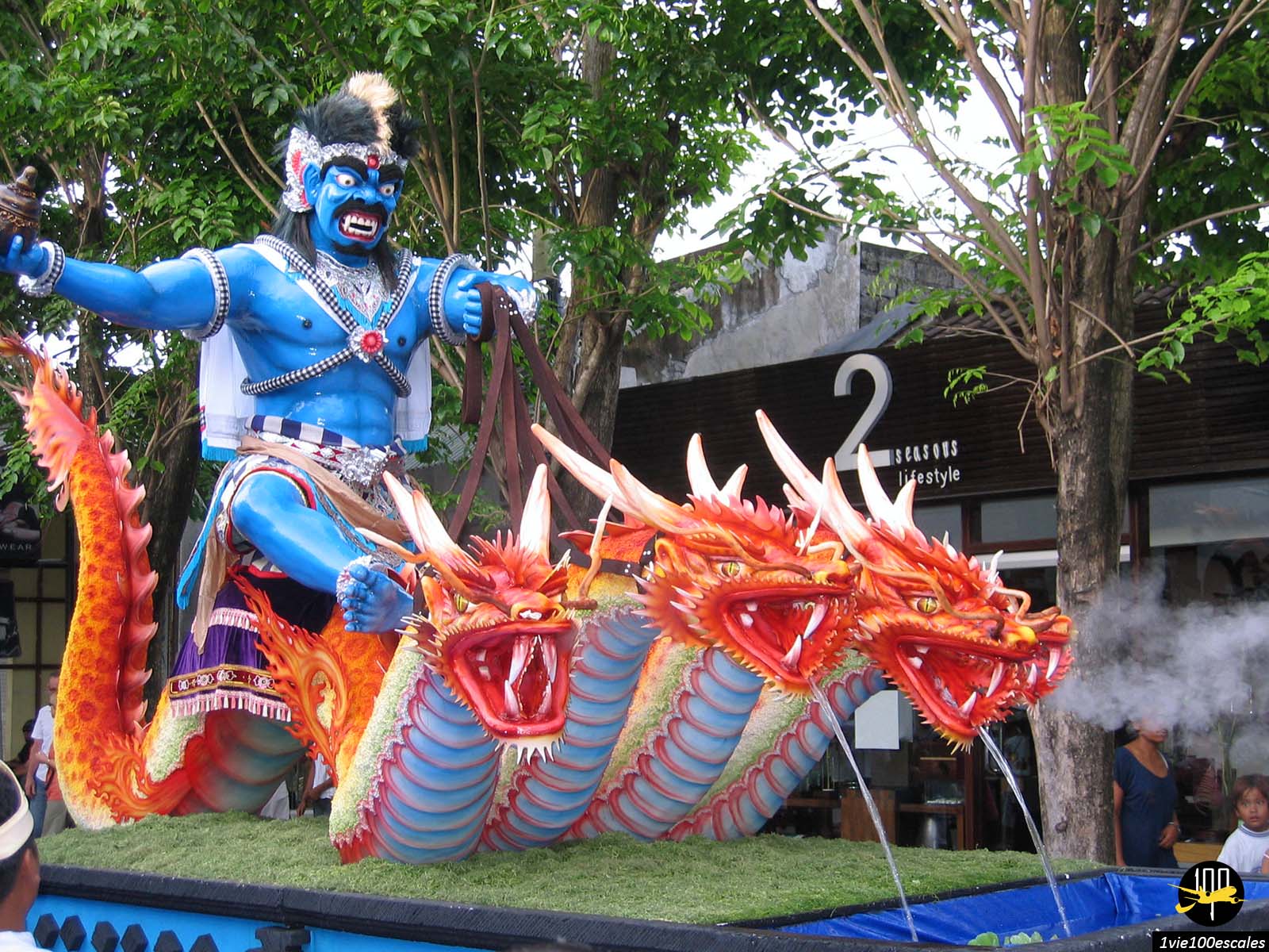 Défilé des Ogoh Ogoh dans les rues principales de Kuta à Bali à la veille du Nyepi