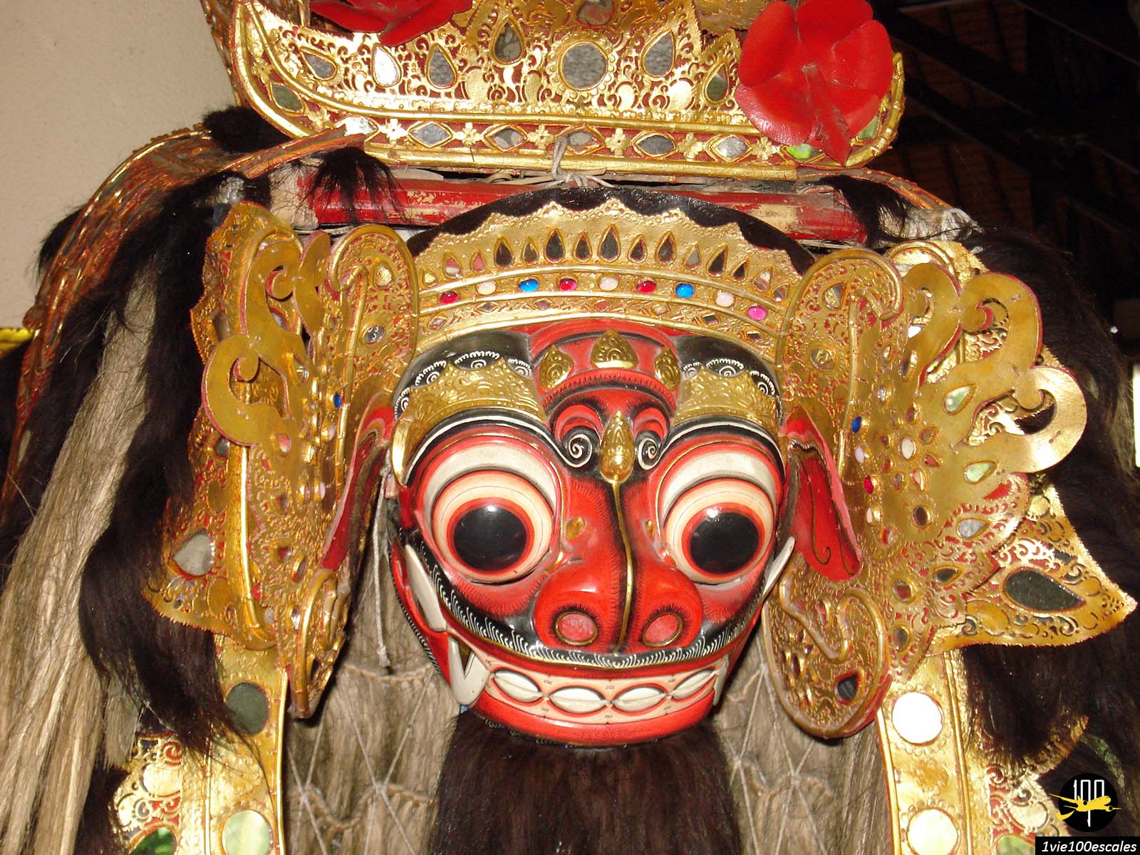 Masque du Barong Rangda une figure très importante du théâtre balinais incarnée par une vieille femme démoniaque