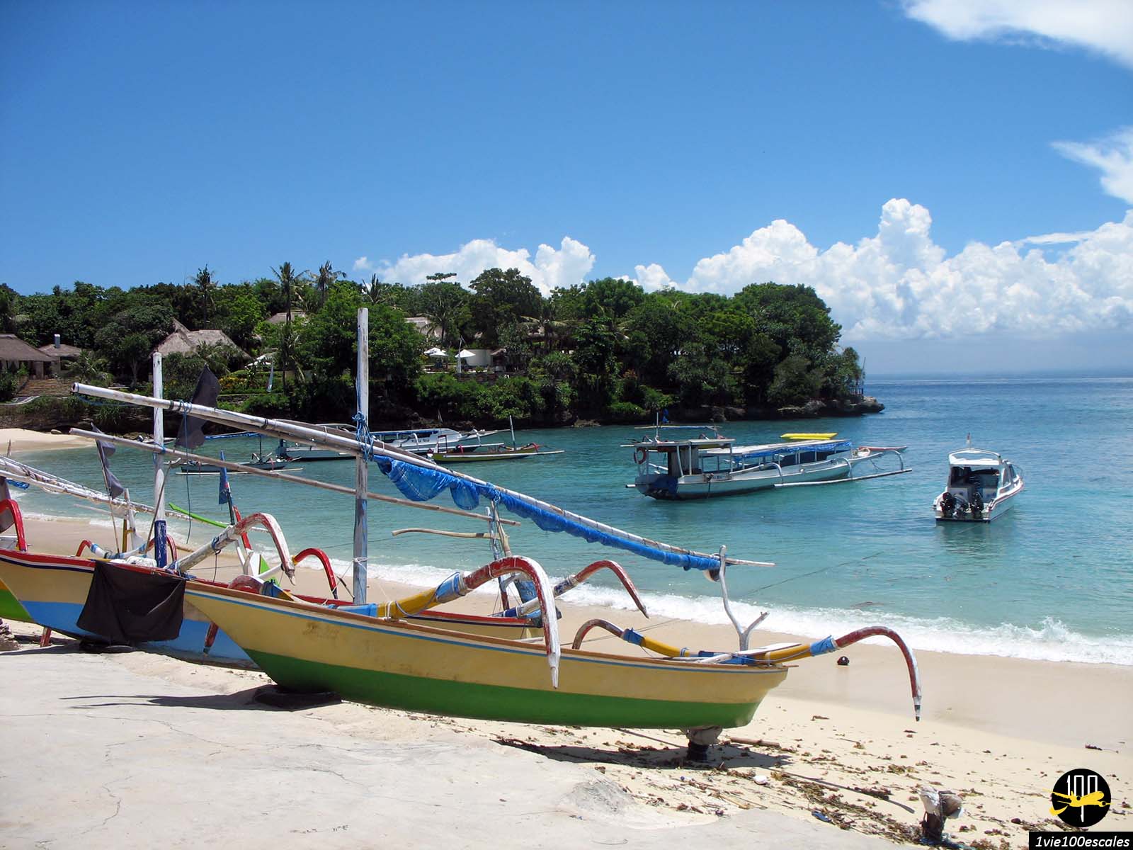 Bateau traditionnel de l'île de Nusa Lembongan posé au bord de la plage