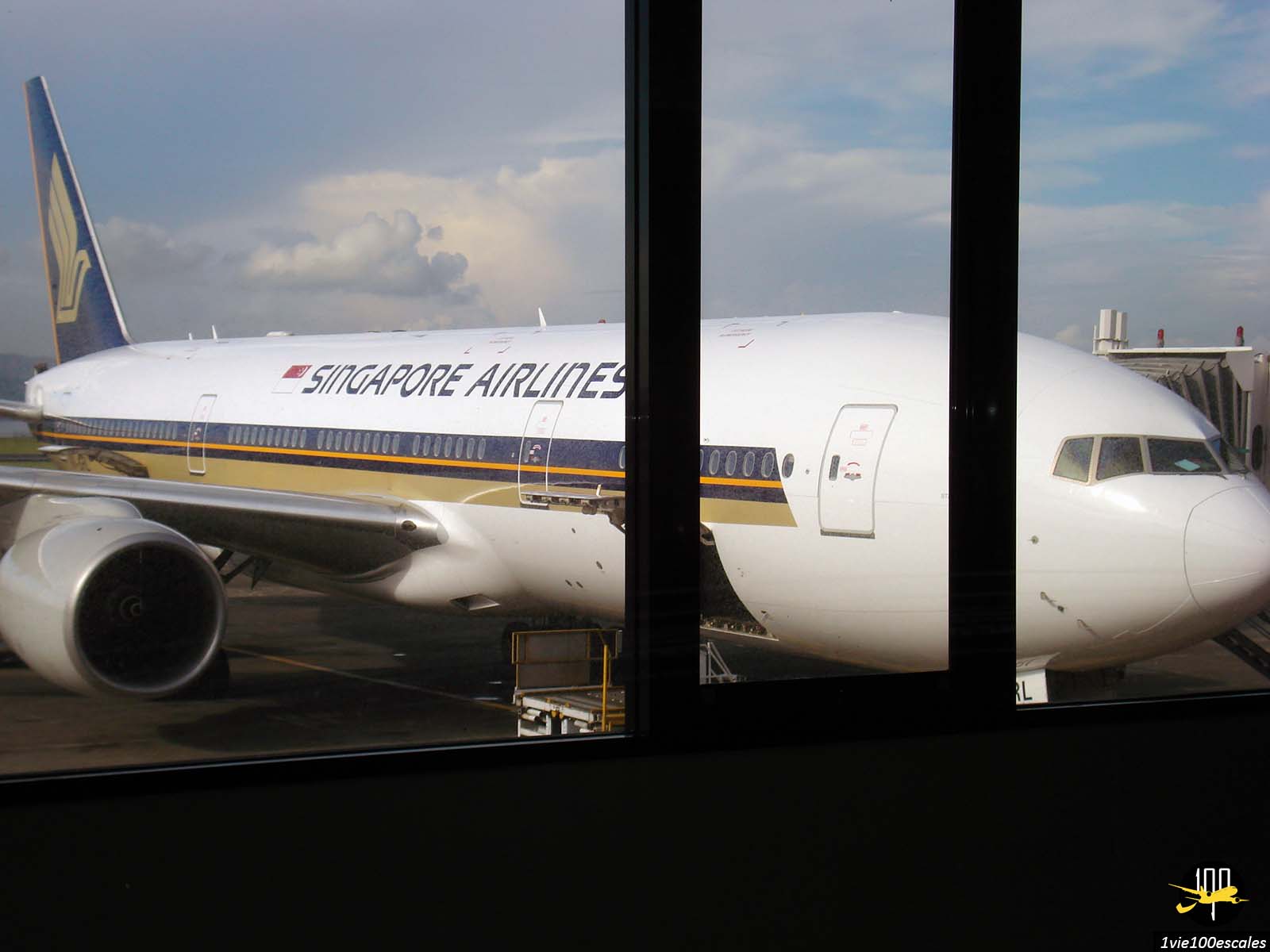 Un avion de la compagnie aérienne Singapore Airlines sur la piste de l'aéroport de Denpasar à Bali