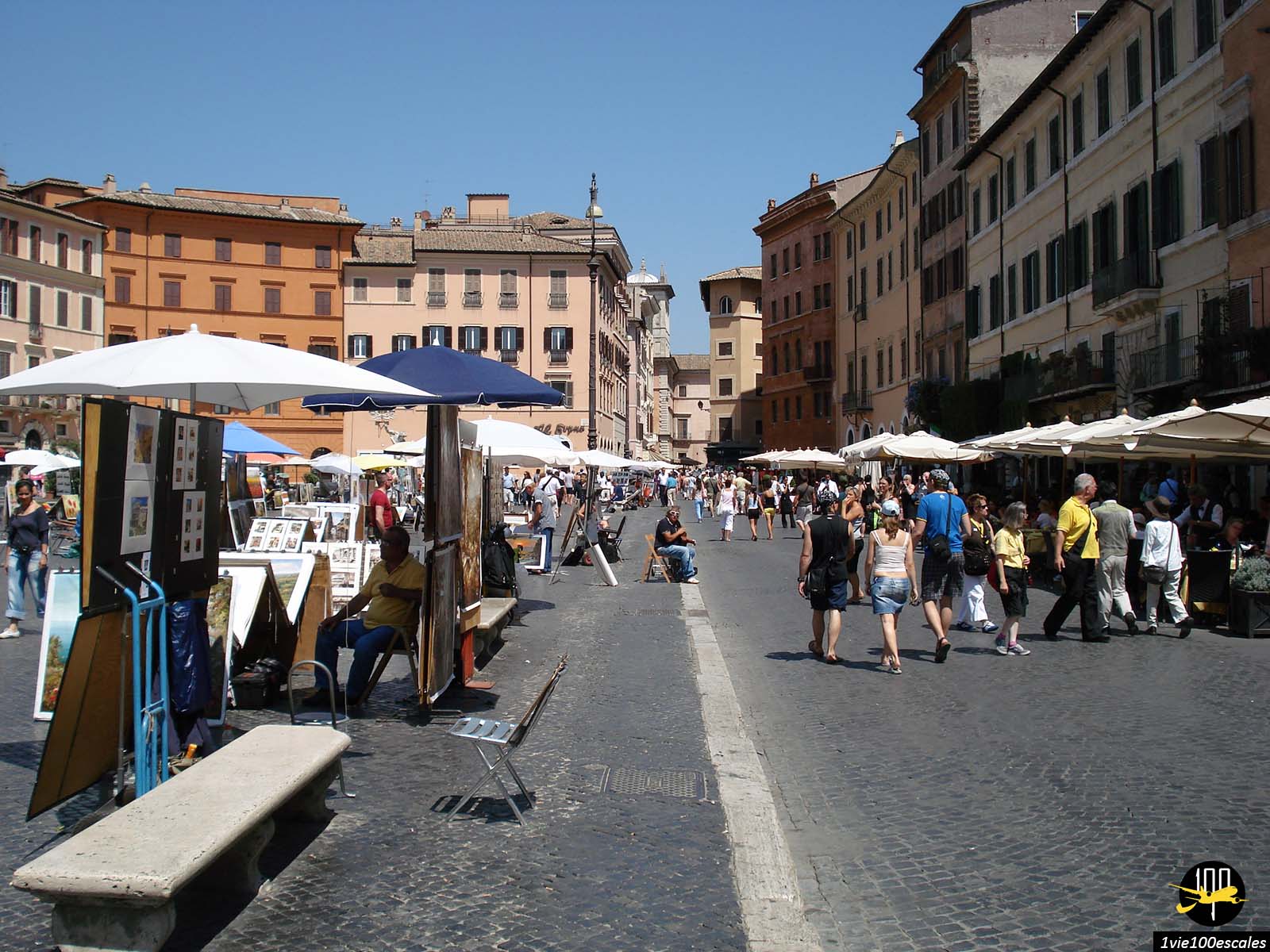 La place animée Piazza Navona de Rome avec ses touristes et ses vendeurs de tableaux