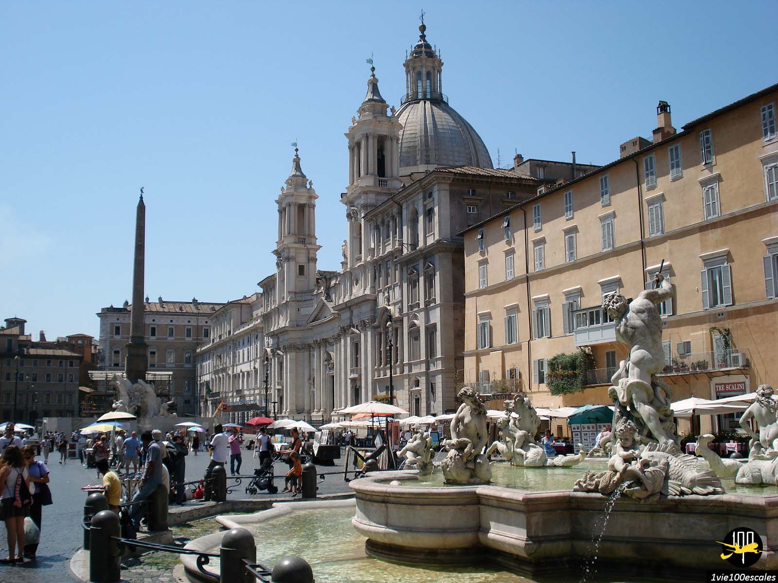 Les statues dans la fontaine de Neptune sur la place Navone de Rome en Italie
