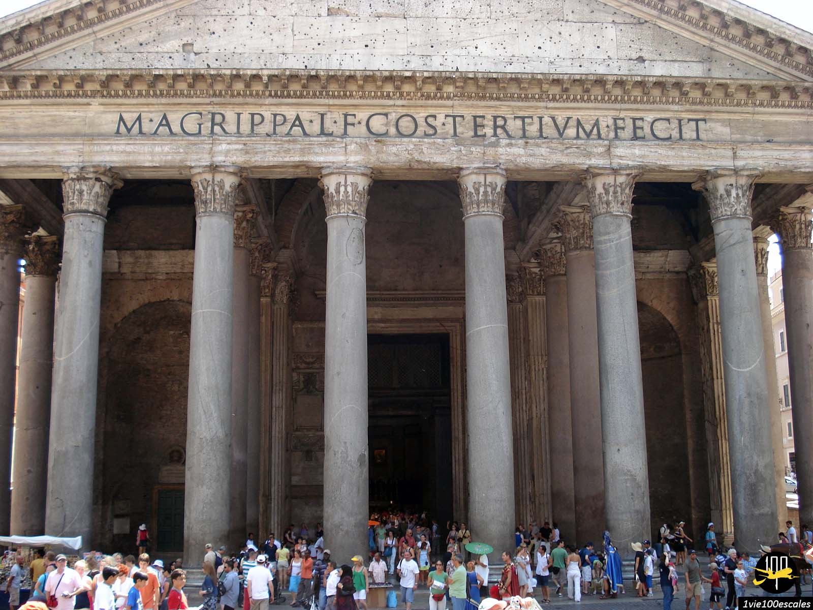 Les hautes colonnes impressionnantes à l'extérieur de l'entrée du Panthéon de Rome