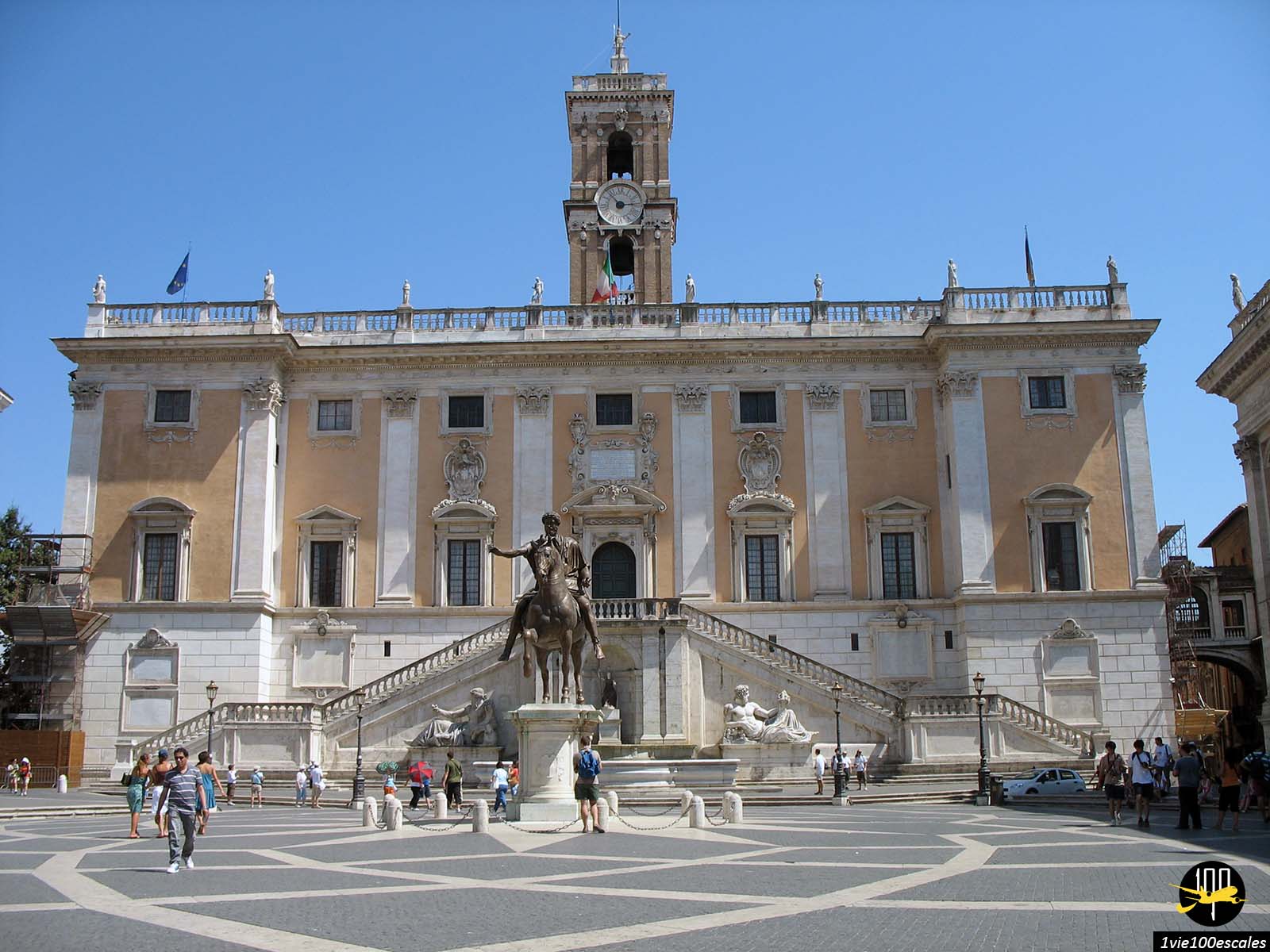 La façade historique du Palazzo Senatorio à Rome en Italie