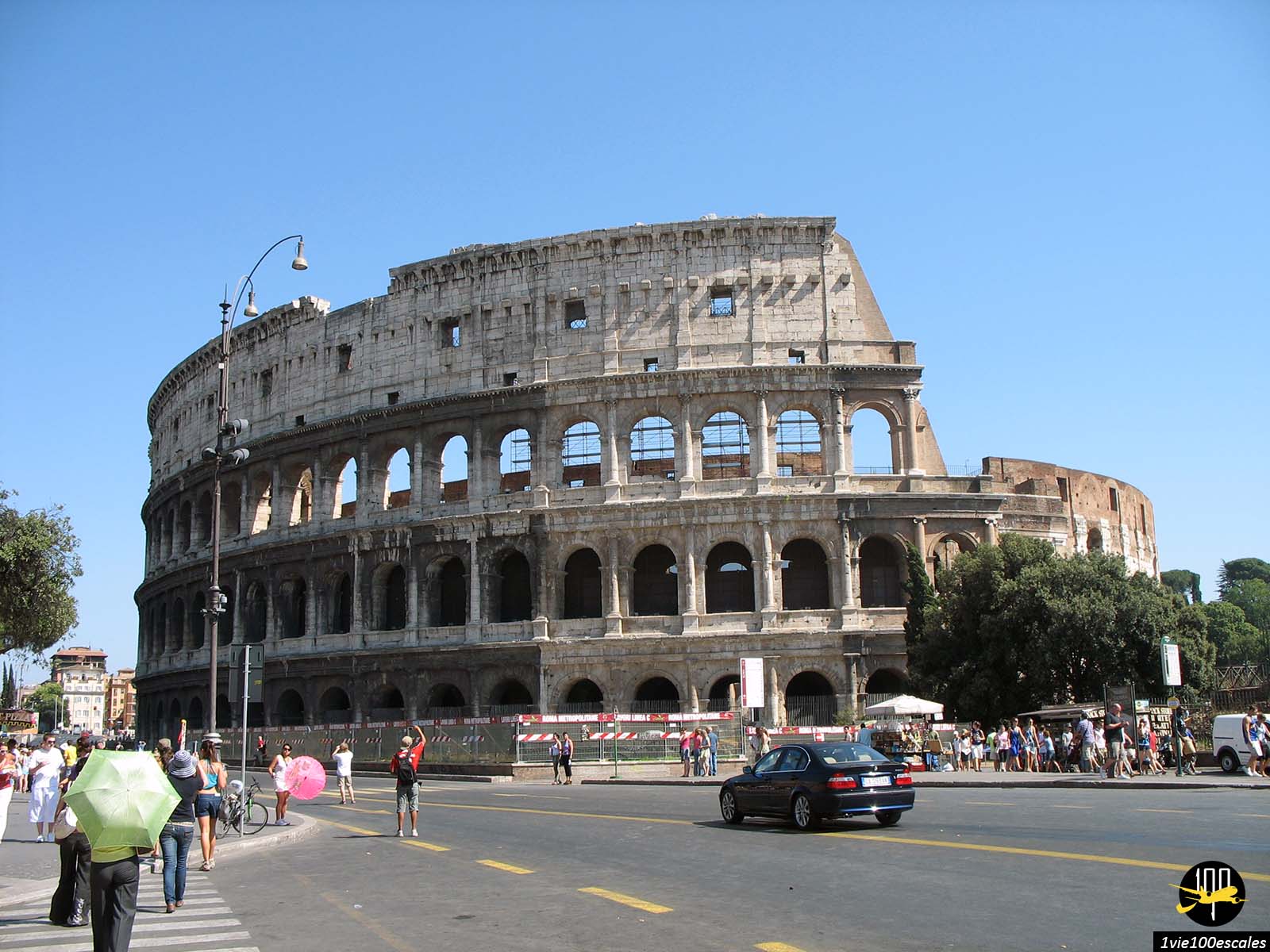 Le Colisée de Rome sous une chaleur caniculaire en plein été au mois d'aout