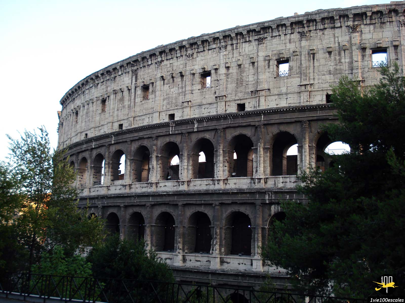 L'impressionnante façade du Colisée de Rome en Italie