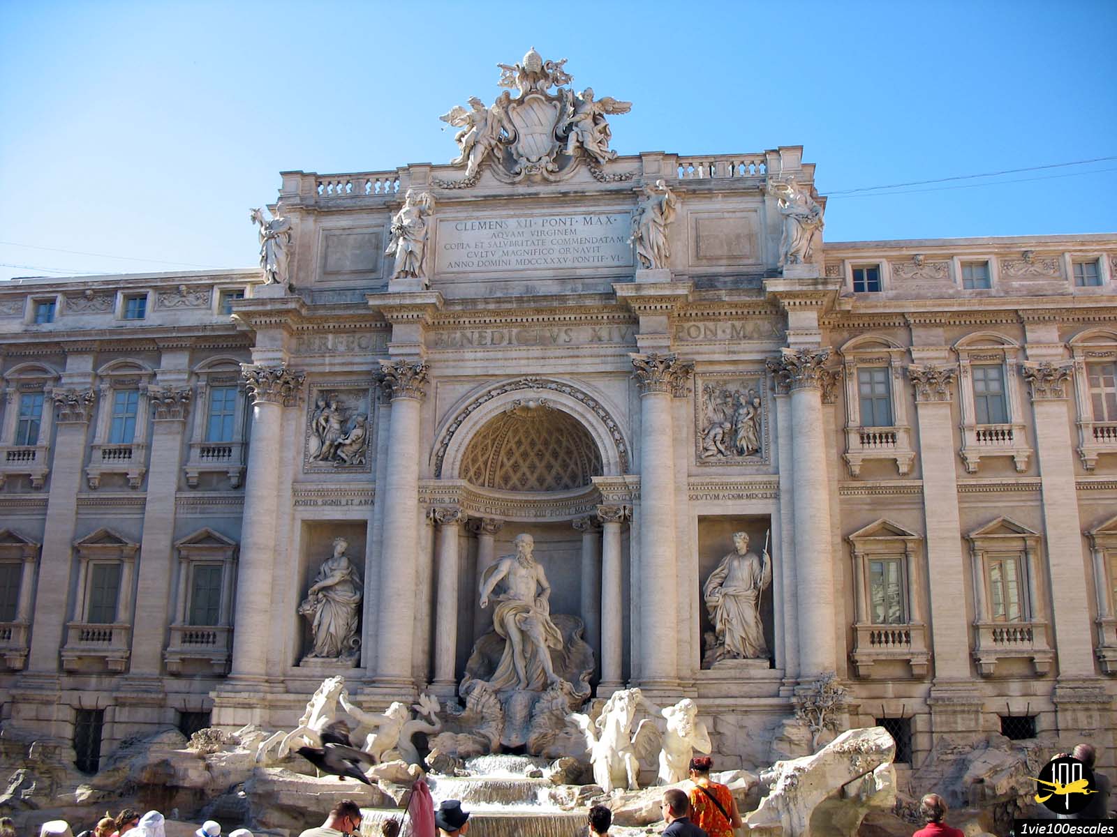 La place de Trevi avec la fameuse fontaine de trevi de Rome