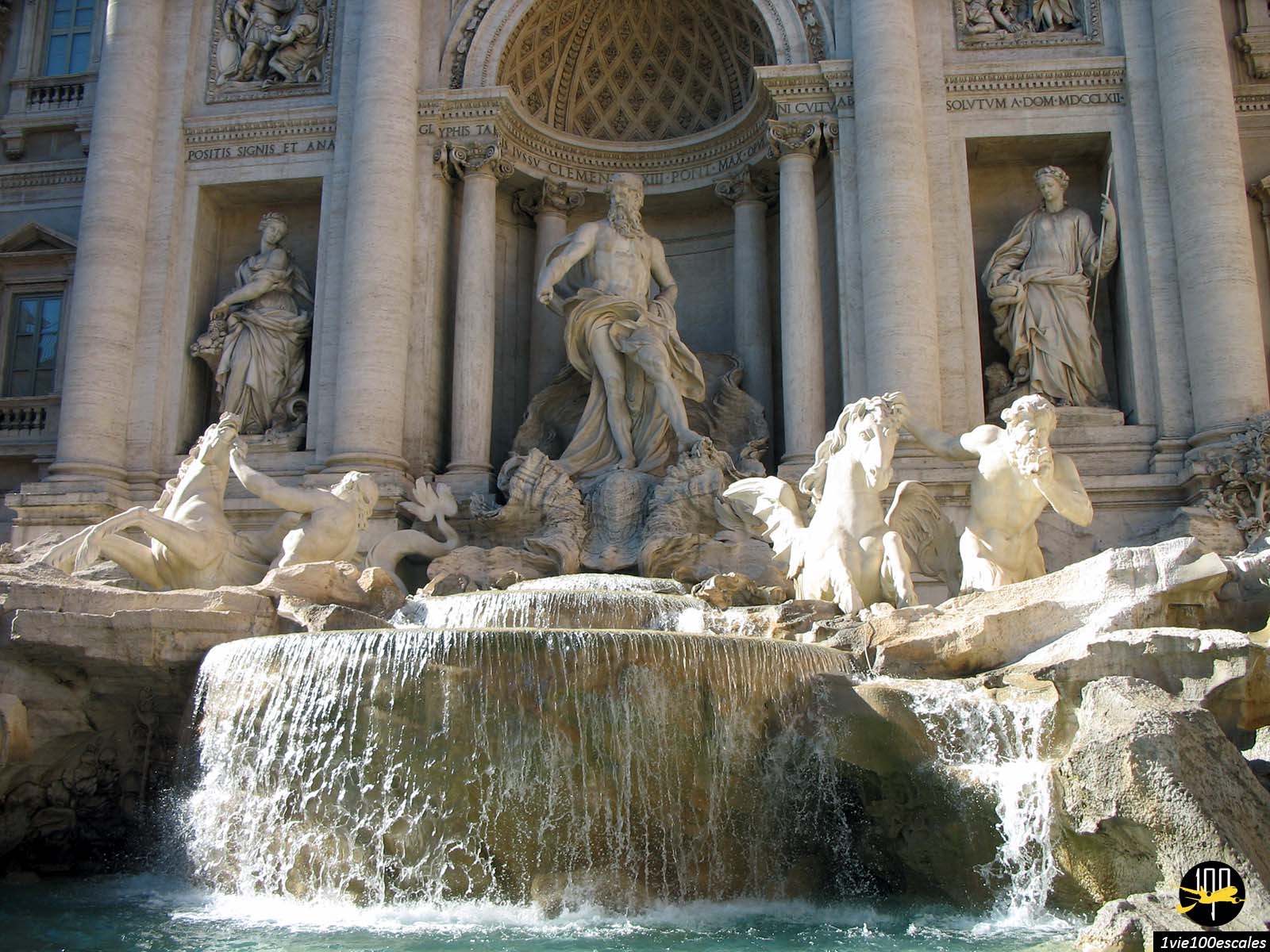 La fontaine baroque située sur la place Piazza di Trevi a été conçue sur les ordres du pape Clément XII