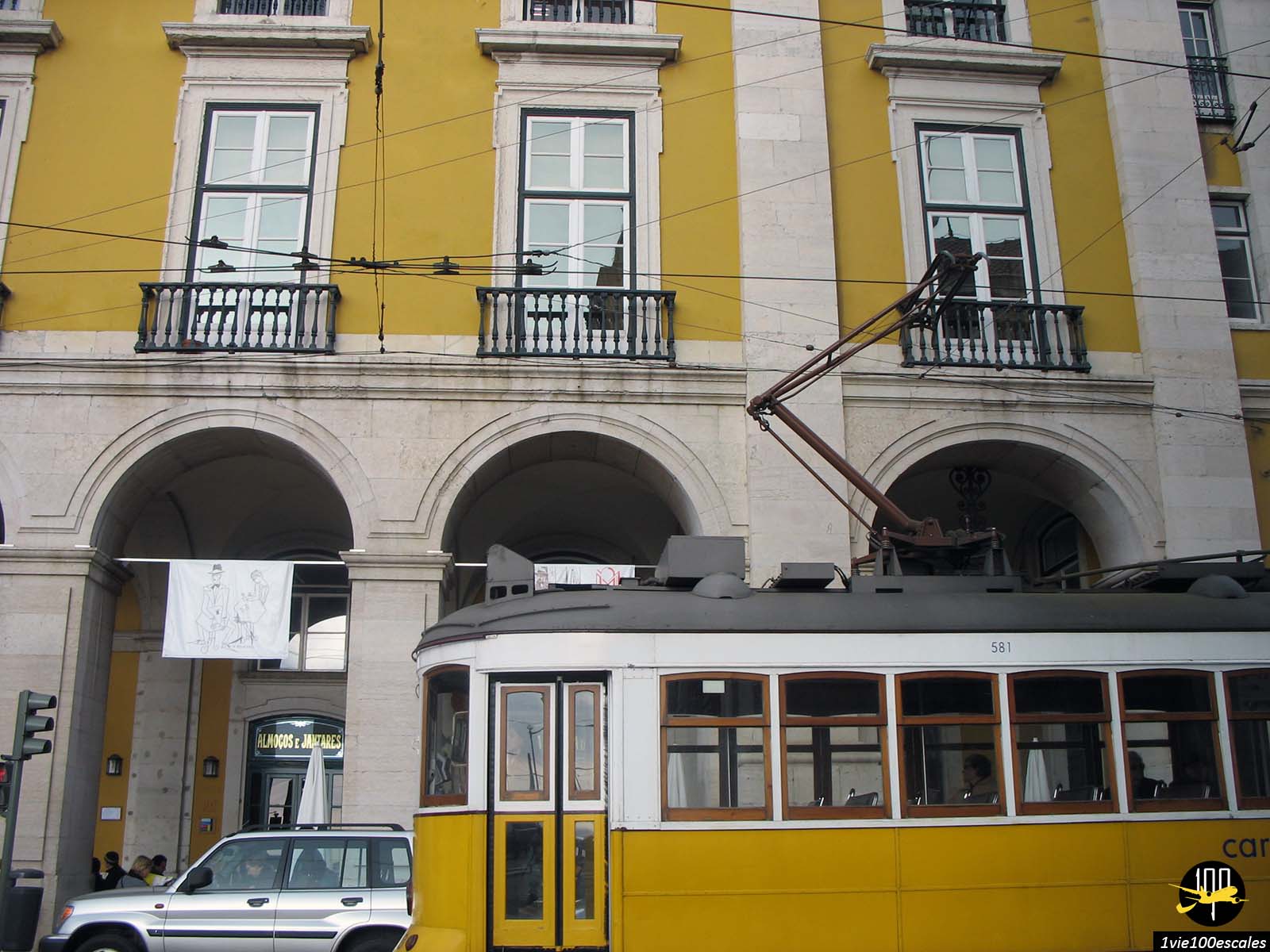 Le café restaurant Martinho da Arcada de Lisbonne donnant sur la place du commerce