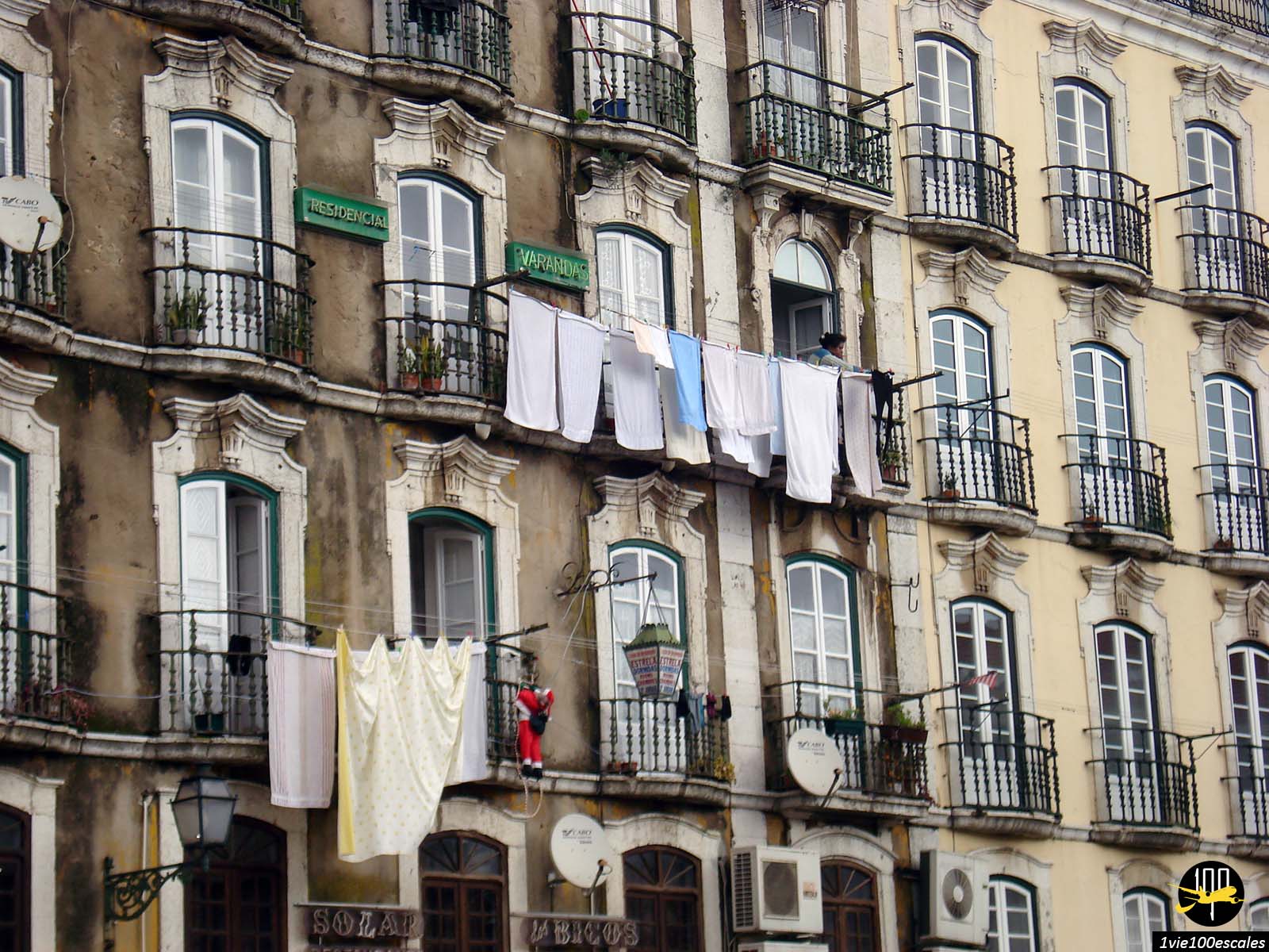 Les balcons et la façade historique de la Residencial Varandas de Lisbonne