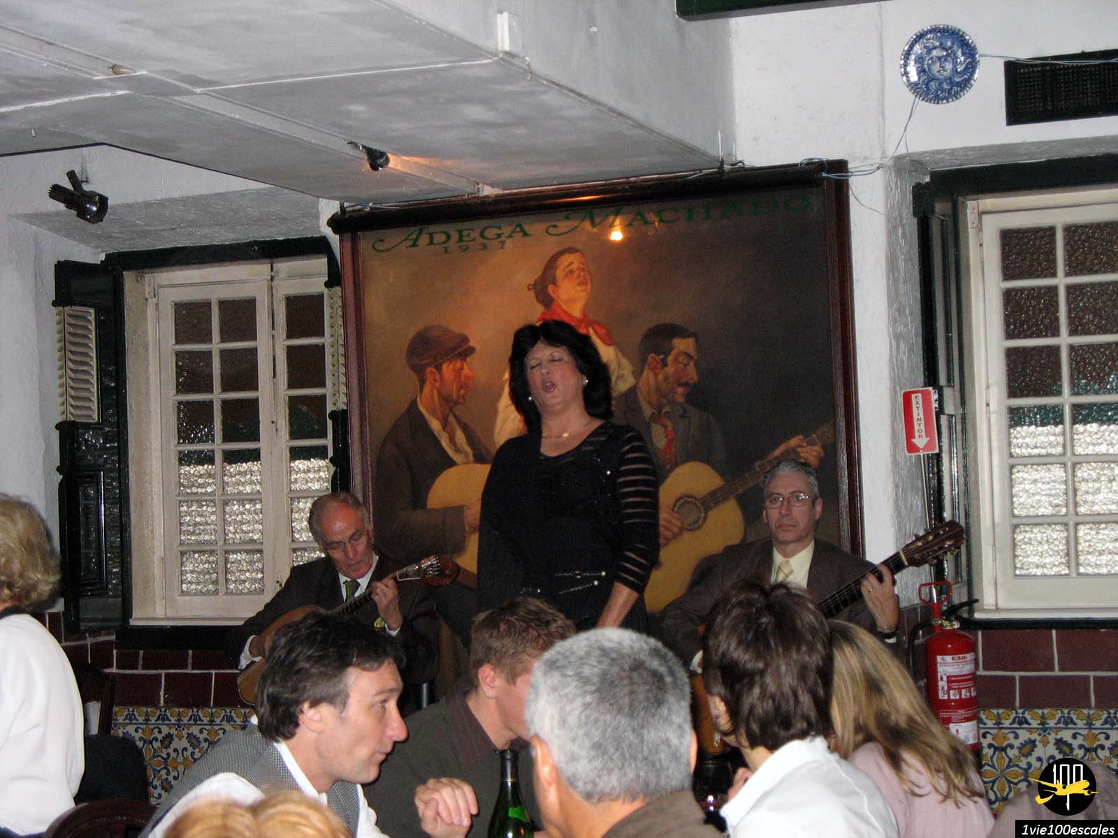 Une chanteuse de fado dans le club Adega Machado de Lisbonne au Portugal