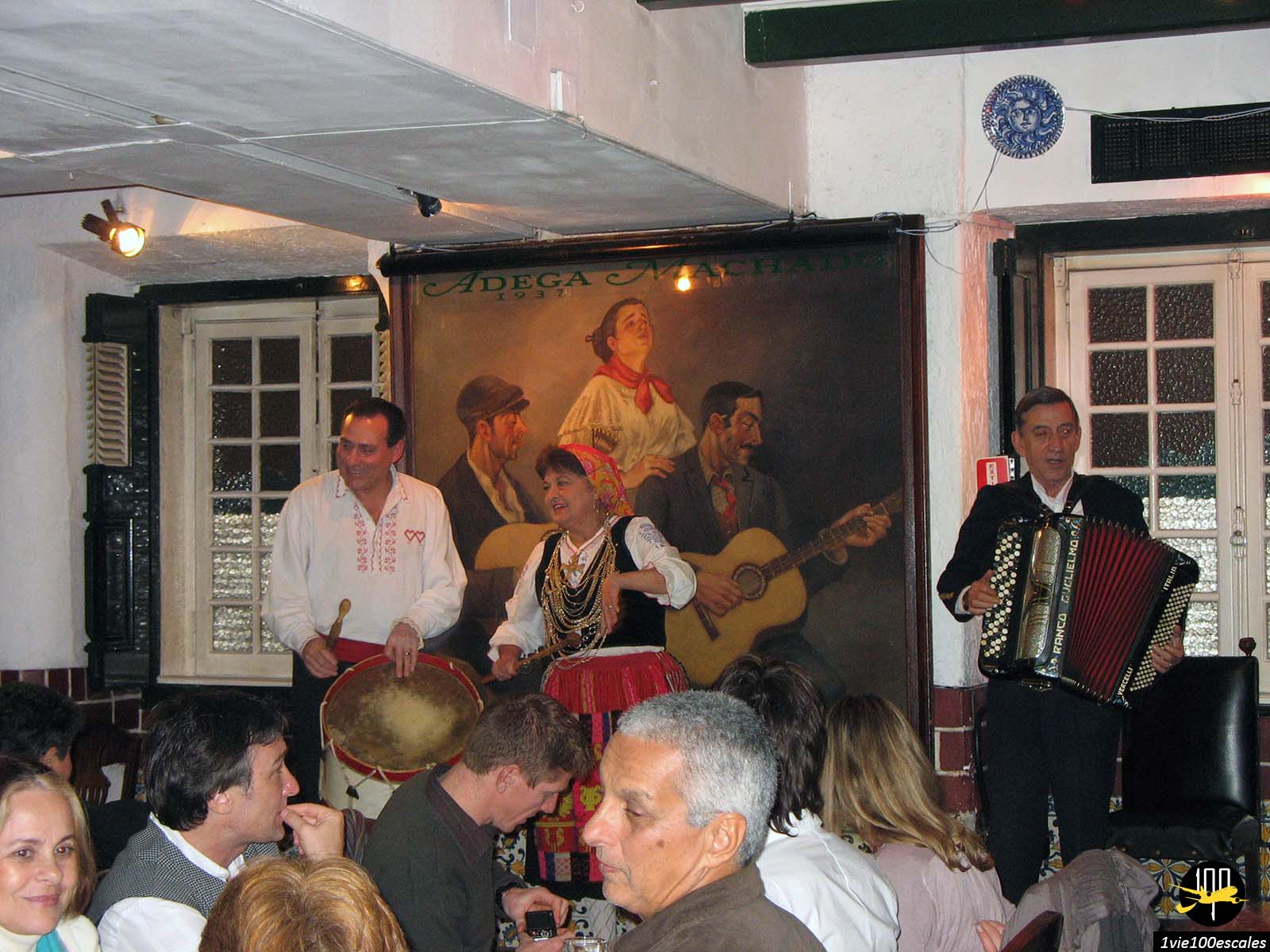 Un dîner spectacle dans le club de Fado Adega Machado à Lisbonne au Portugal