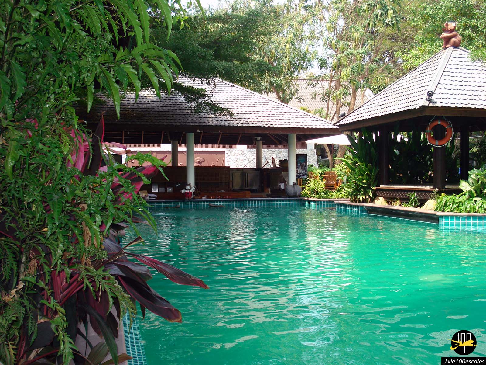 Le bar au bord de la piscine du Woodlands Resort Pattaya