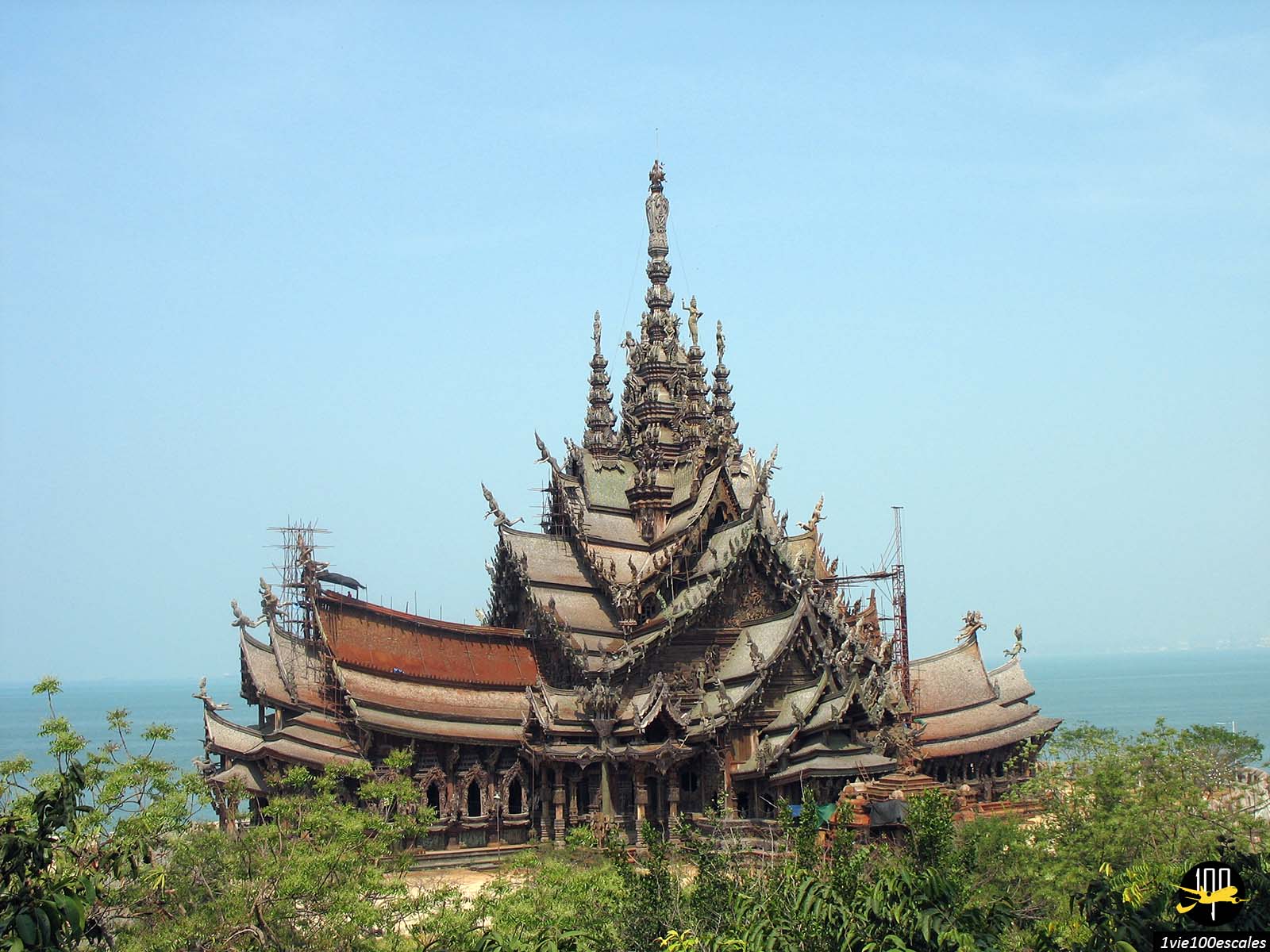 Le Sanctuaire de la Vérité est un magnifique temple en bois, construit selon l'ancienne tradition et couvert de sculpture